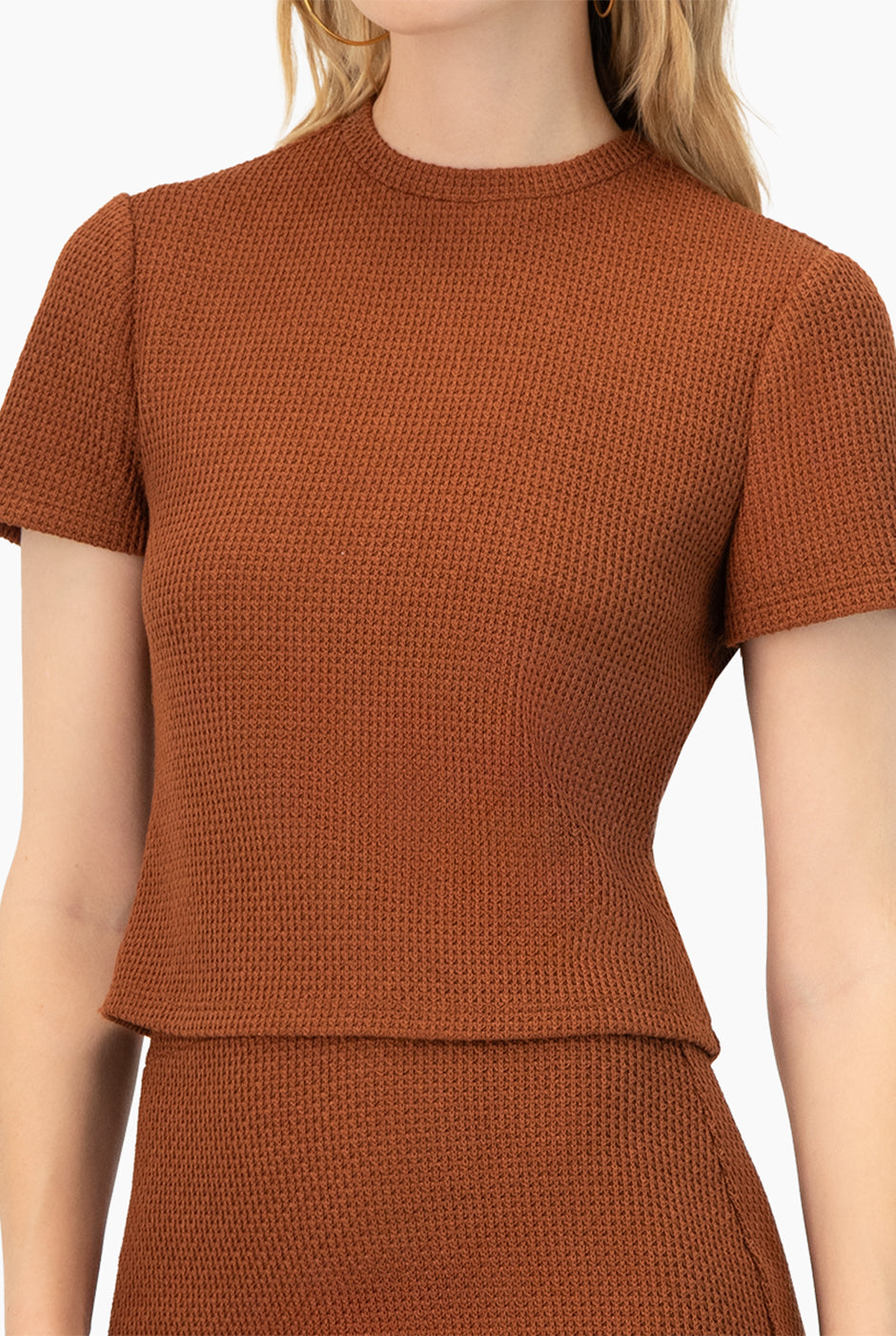 Blusa recta café de manga corta con textura tejida y cierre trasero