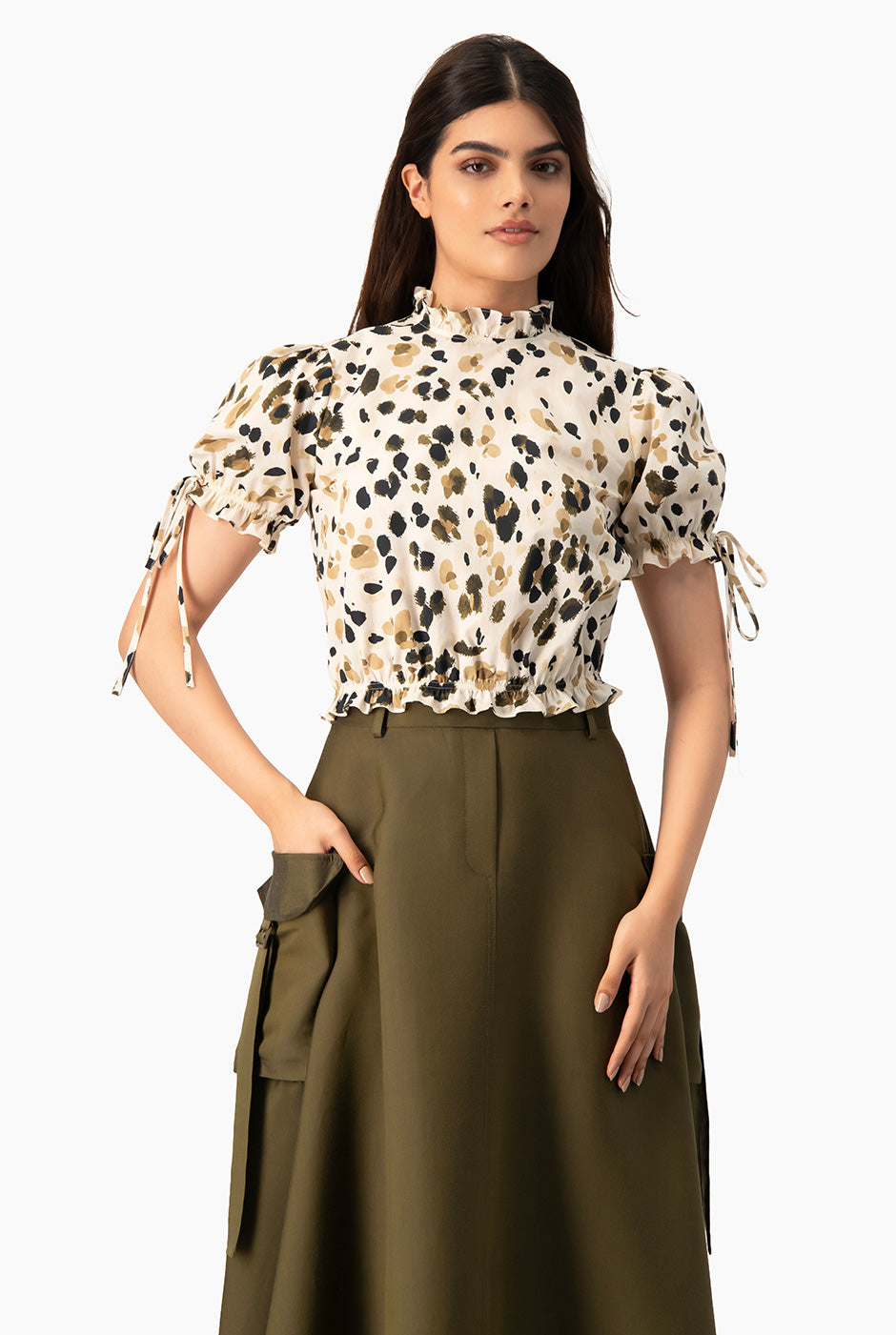 Blusa estampada verde olivo con cuello alto y lazos