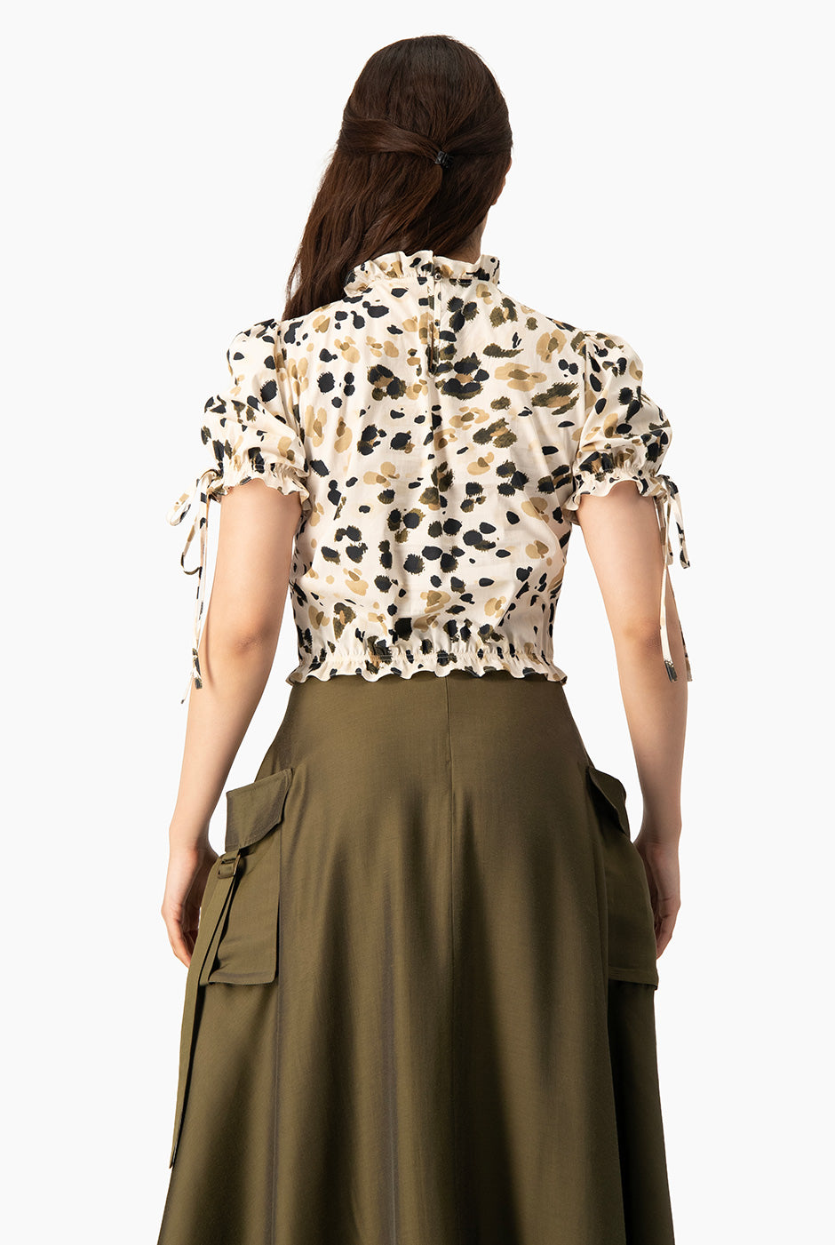 Blusa estampada verde olivo con cuello alto y lazos