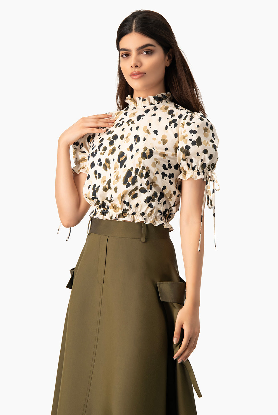 Blusa estampada verde olivo con cuello alto y lazos