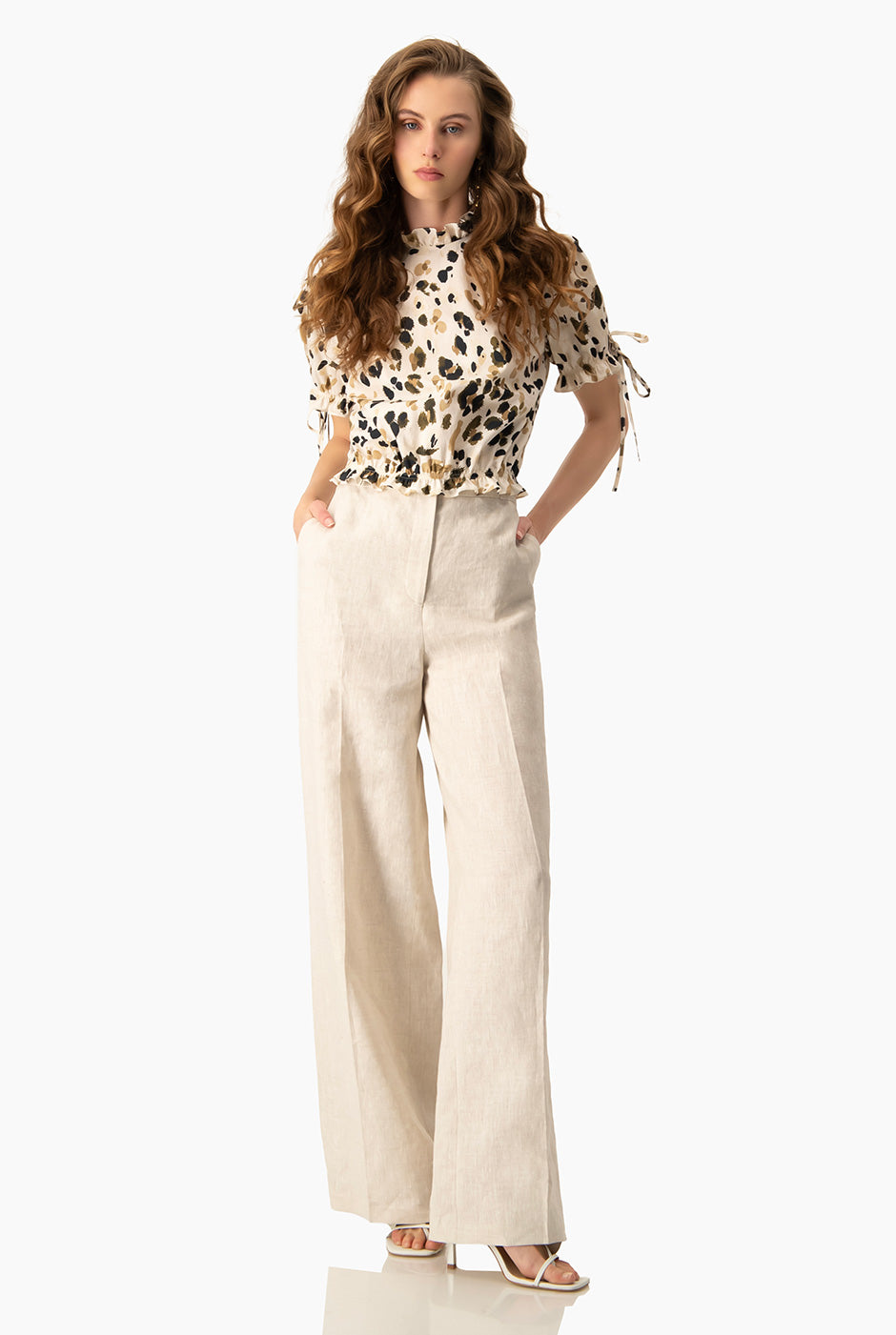Blusa estampada verde olivo con cuello alto y lazos