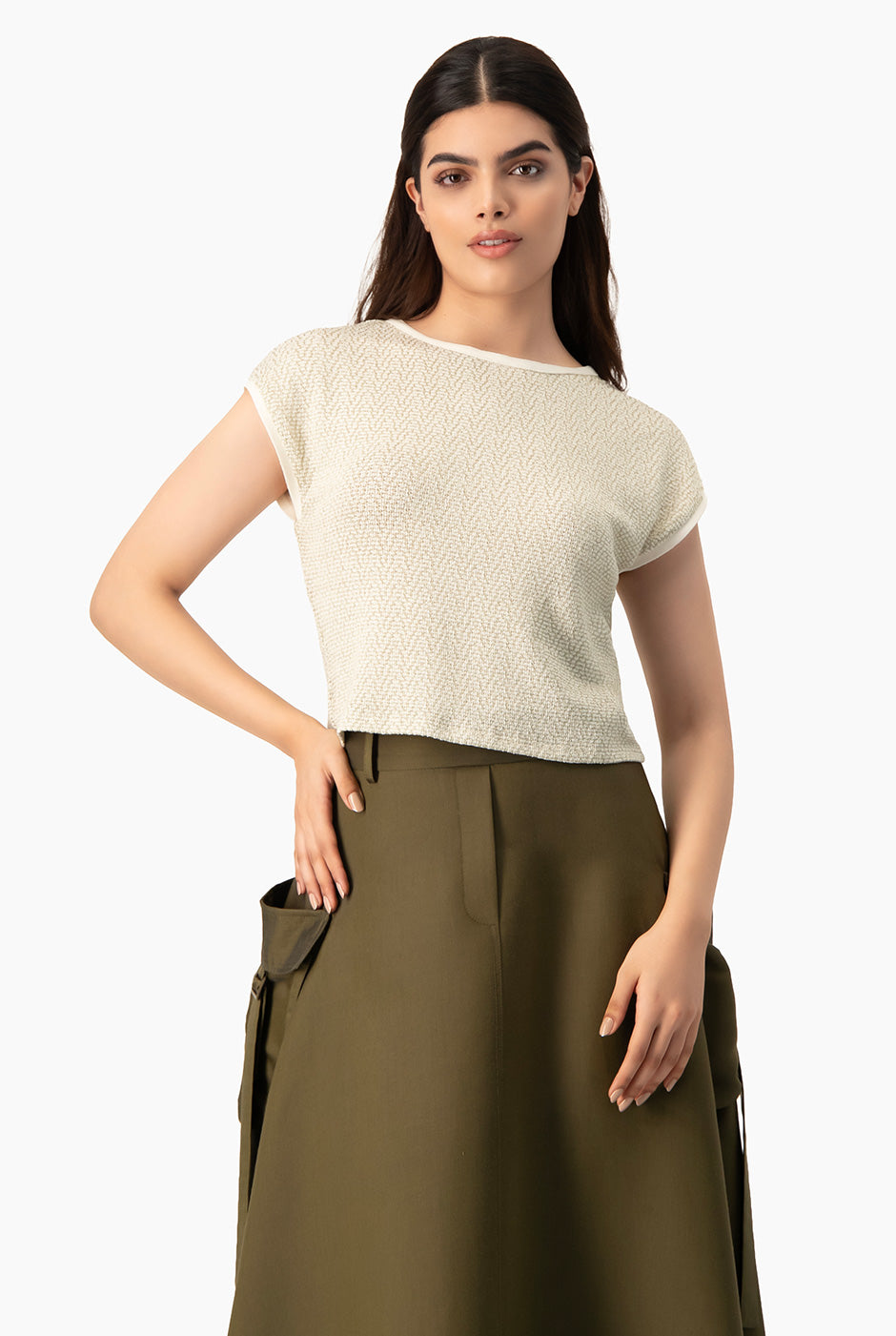 Blusa dorada tejida con patrón zigzag y hombro caído