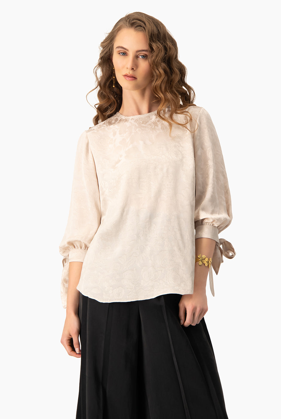 Blusa beige recta con lazo en mangas y textura floral