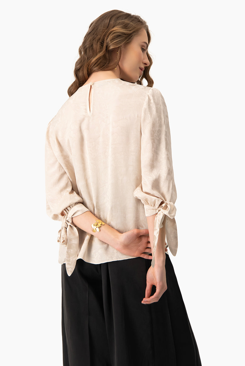 Blusa beige recta con lazo en mangas y textura floral
