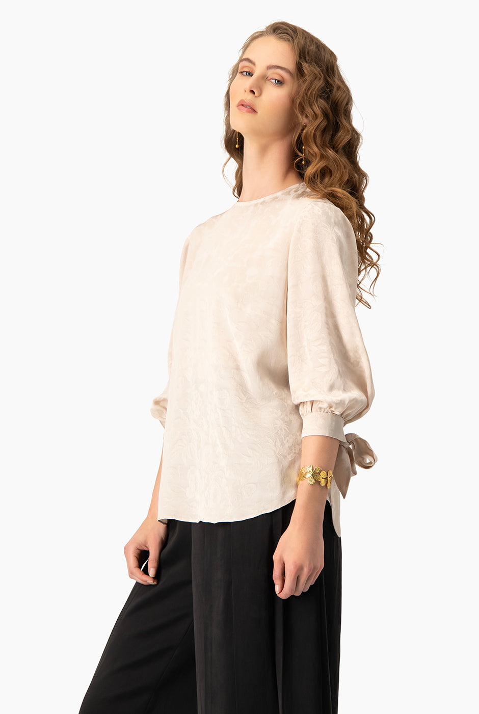 Blusa beige recta con lazo en mangas y textura floral