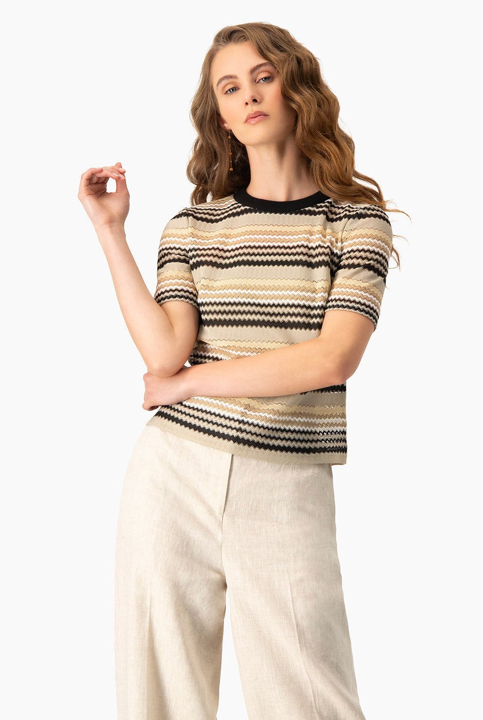Blusa recta beige con estampado zigzag y mangas cortas