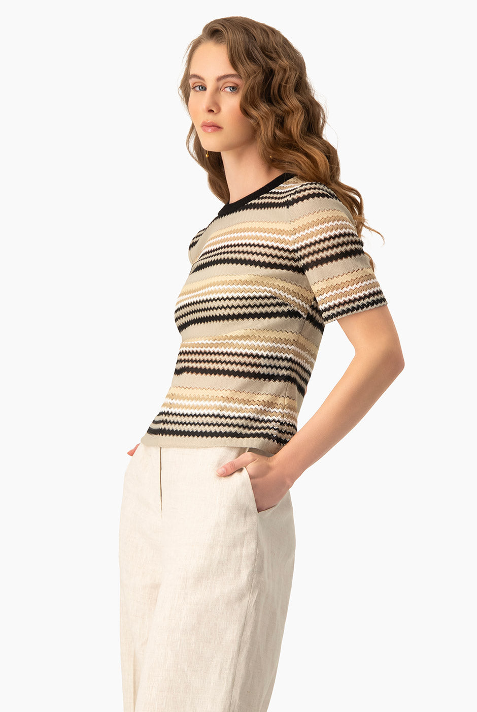 Blusa recta beige con estampado zigzag y mangas cortas