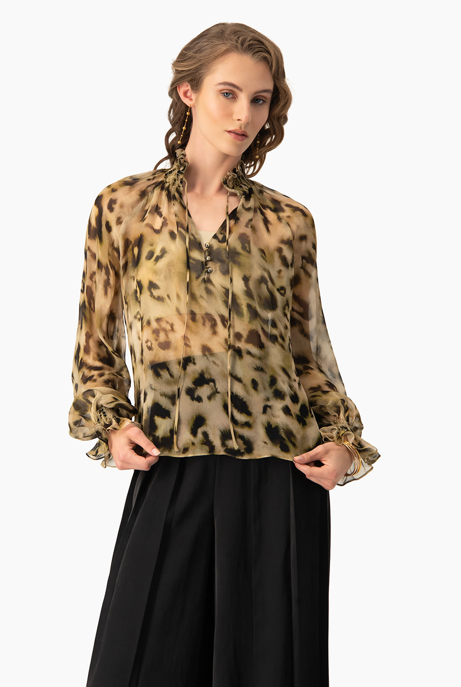 Blusa verde olivo con estampado animal print, cuello alto y mangas largas