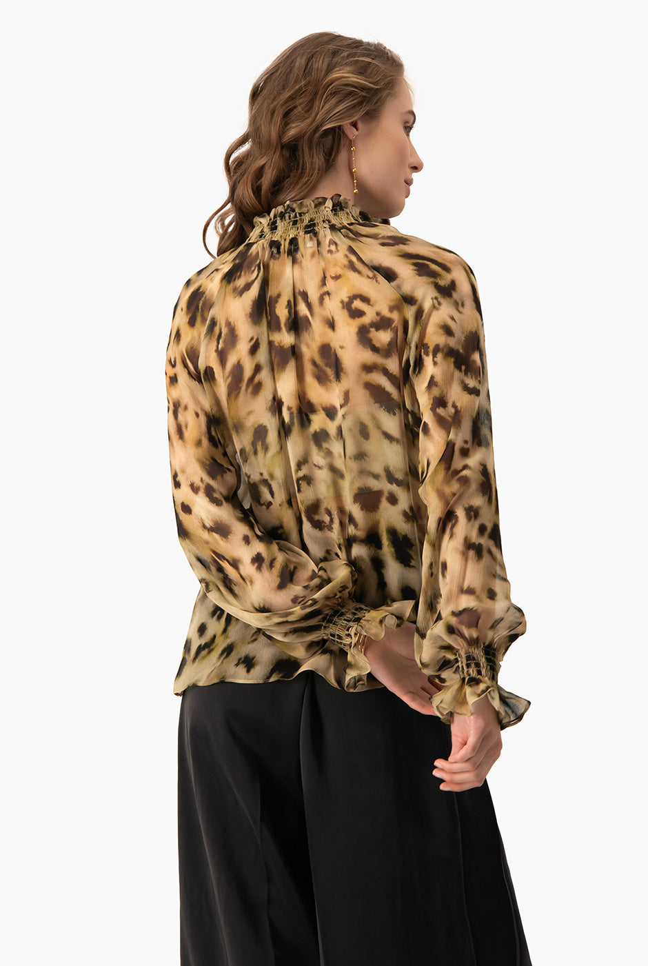 Blusa verde olivo con estampado animal print, cuello alto y mangas largas