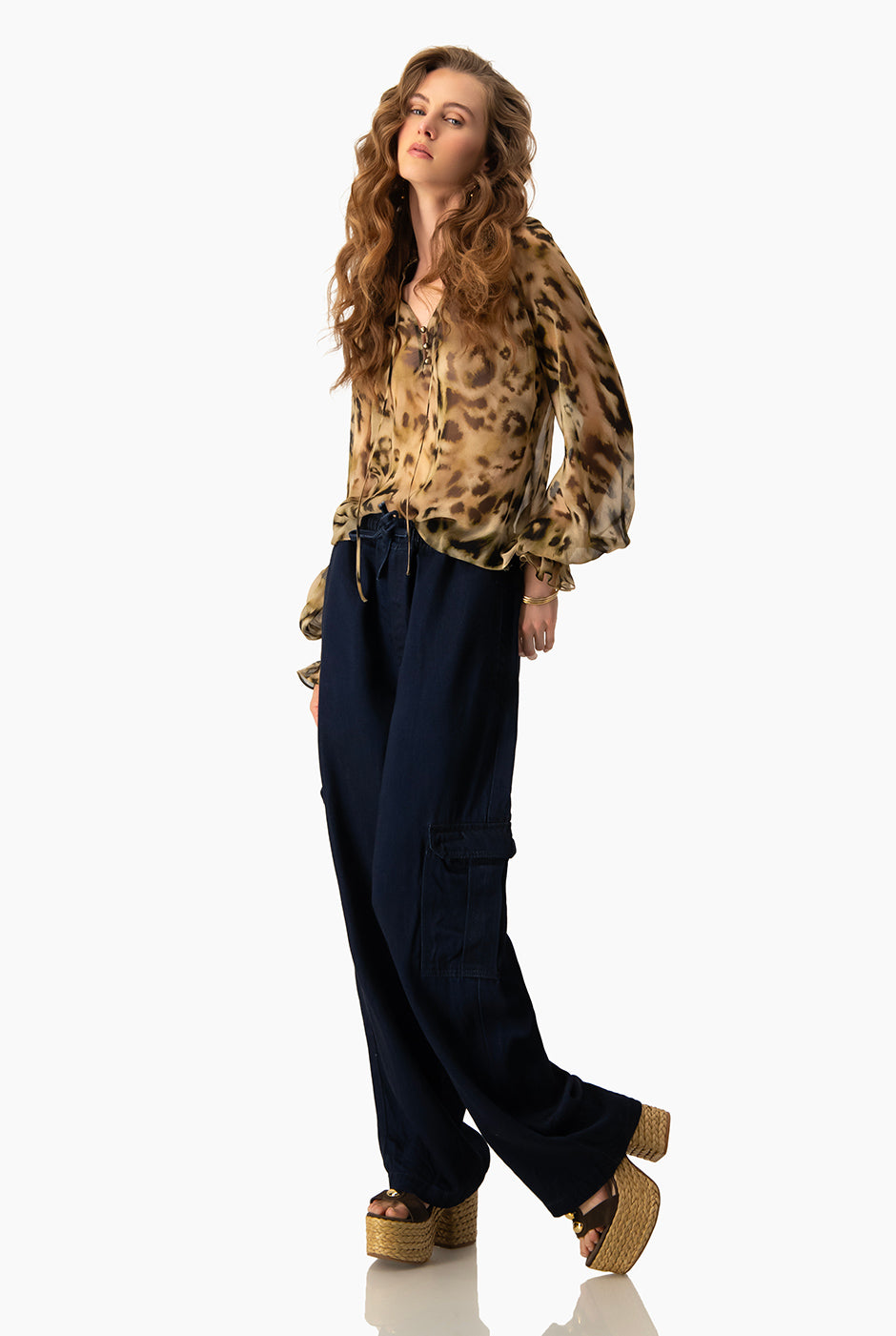 Blusa verde olivo con estampado animal print, cuello alto y mangas largas