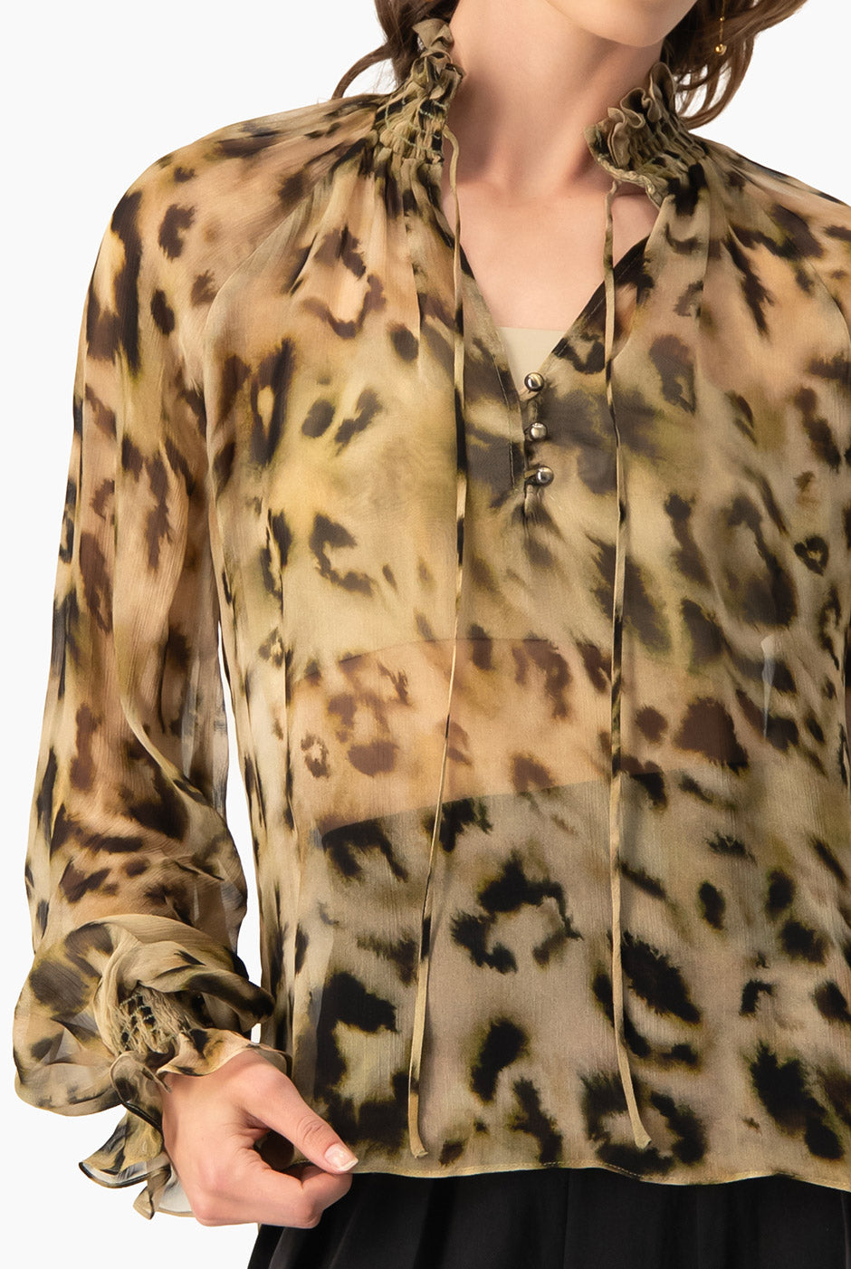 Blusa verde olivo con estampado animal print, cuello alto y mangas largas