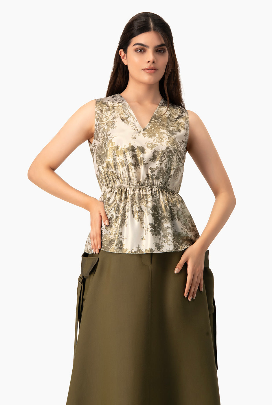 Blusa verde olivo con estampado floral y escote en V