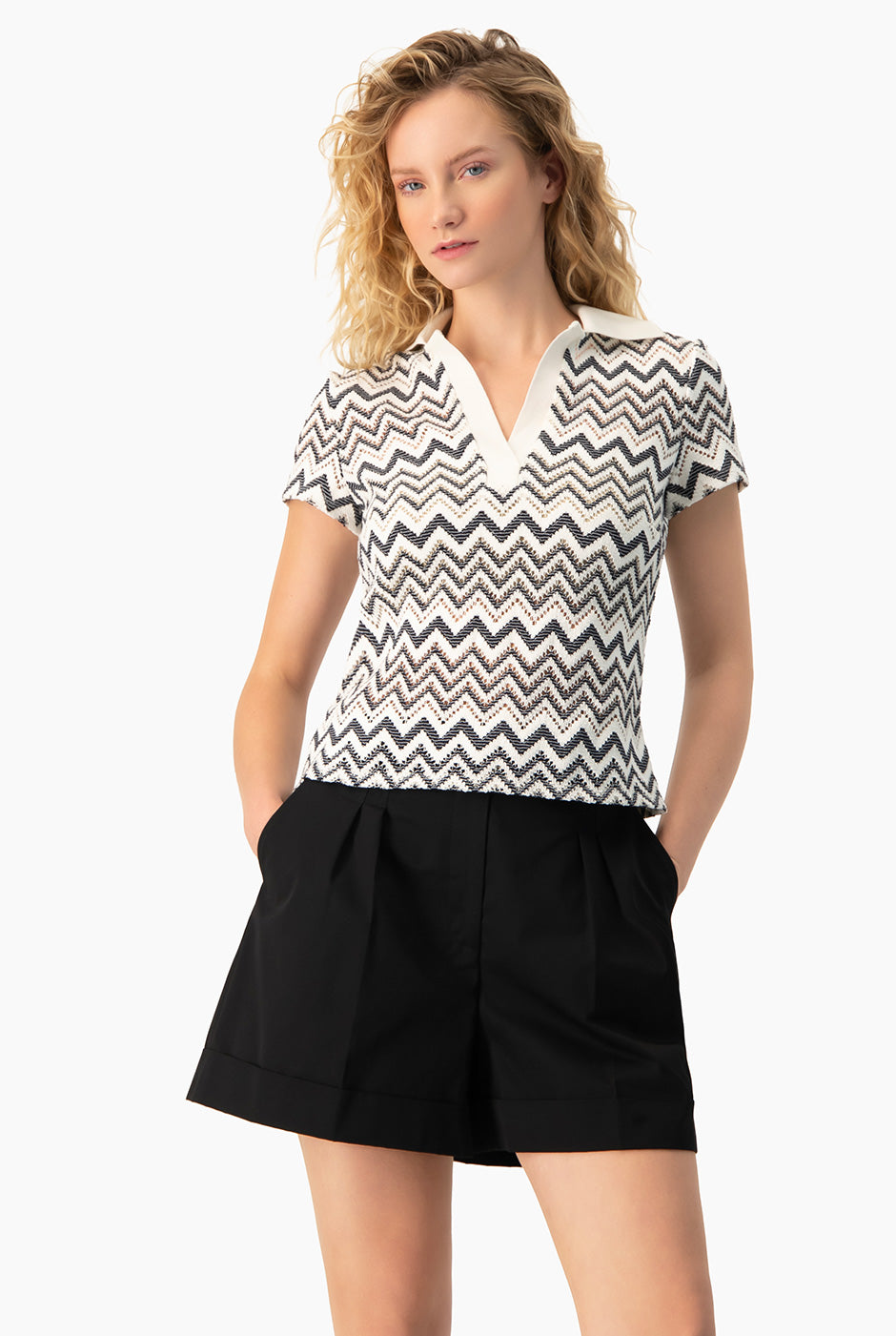 Blusa tejida blanca con escote en V y estampado zigzag.