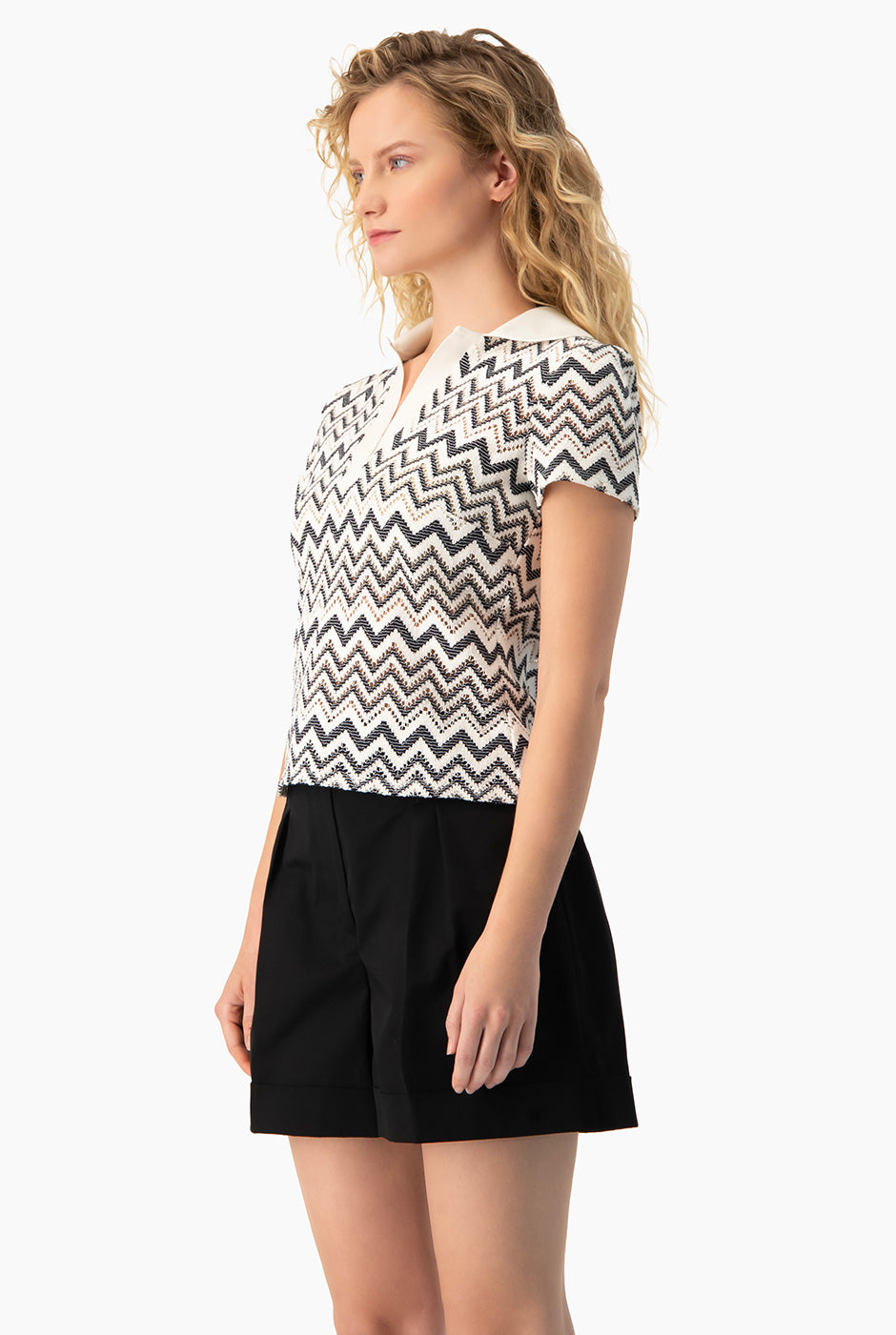 Blusa tejida blanca con escote en V y estampado zigzag.