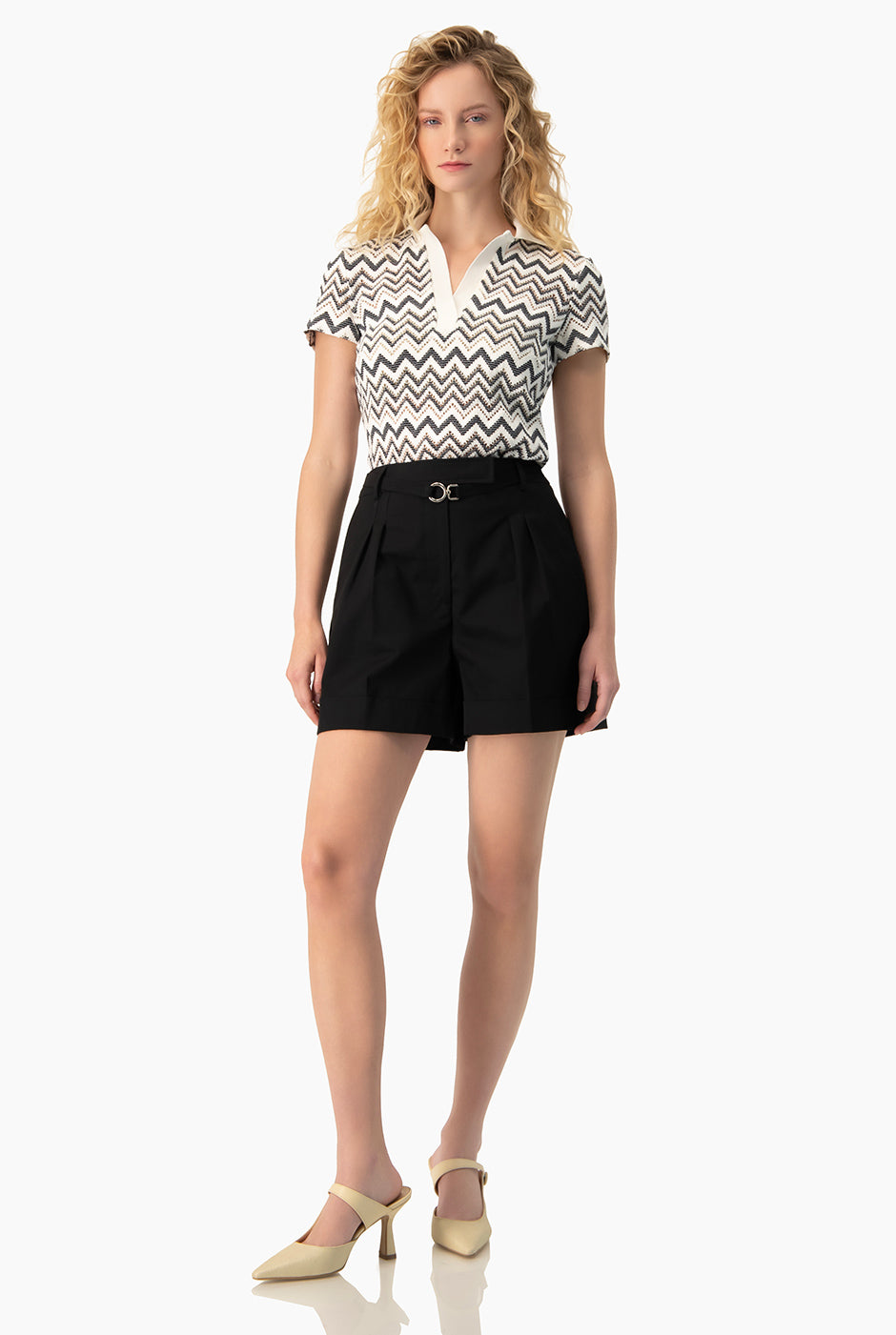 Blusa tejida blanca con escote en V y estampado zigzag.