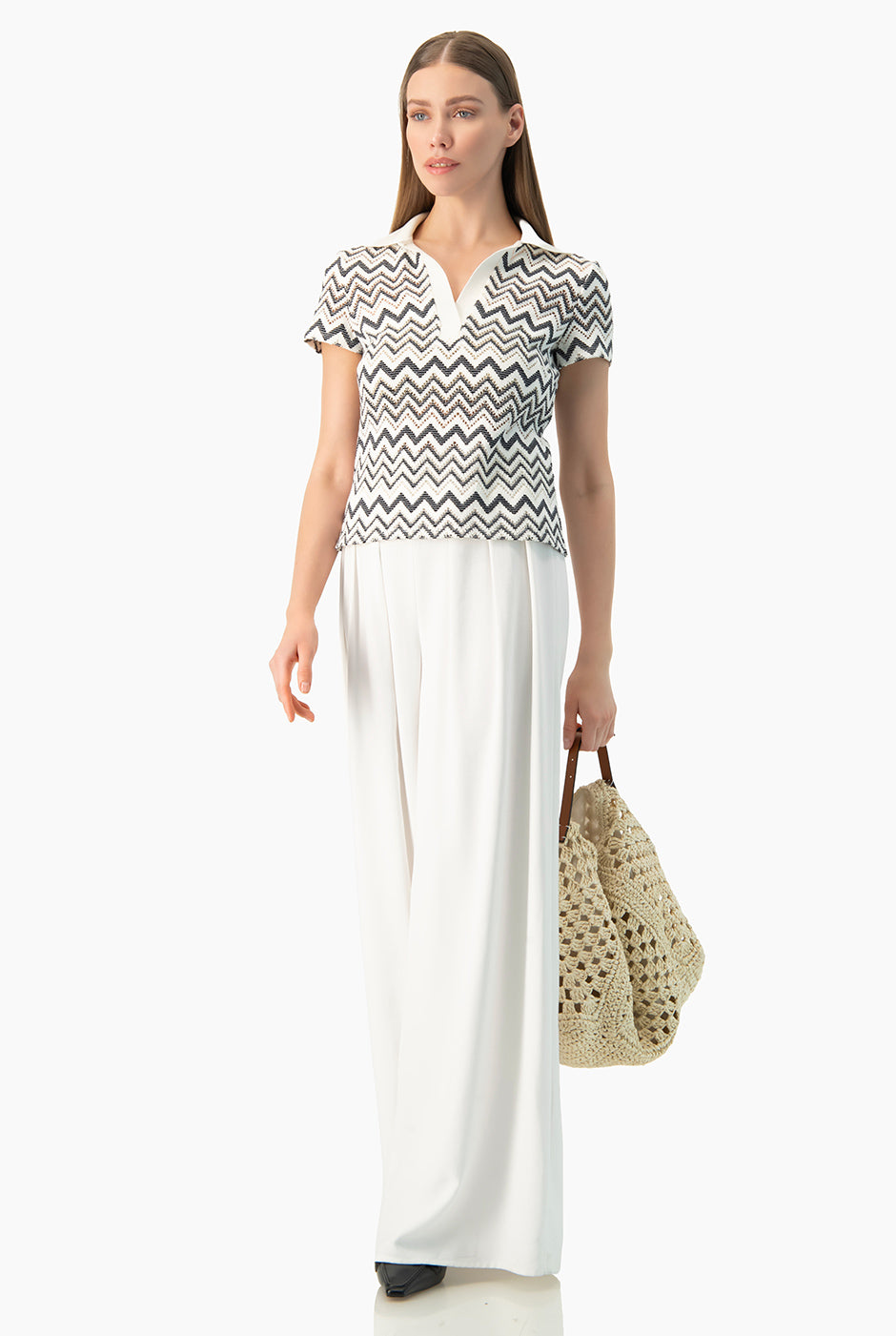 Blusa tejida blanca con escote en V y estampado zigzag.