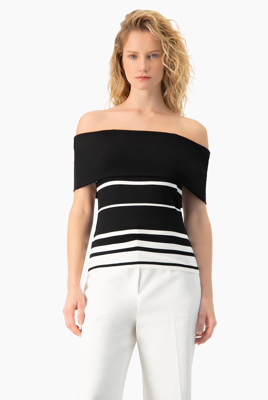 Blusa negra sin mangas con escote bardot y rayas