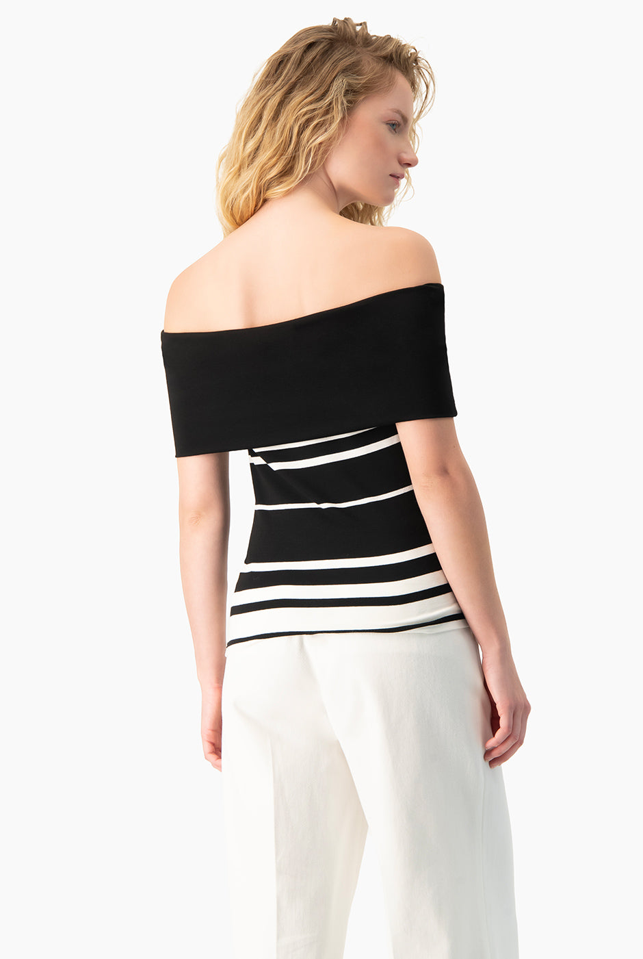 Blusa negra sin mangas con escote bardot y rayas