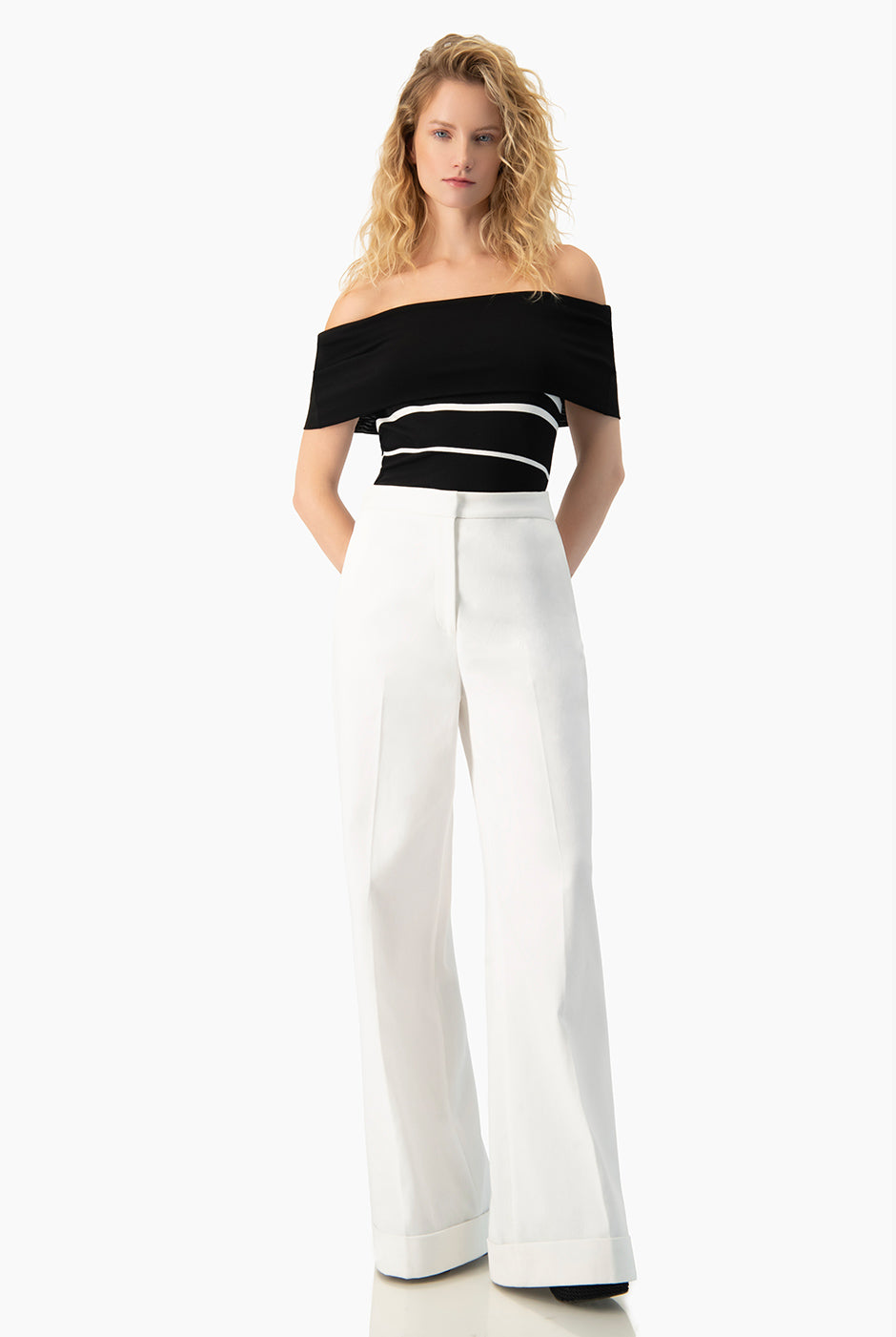 Blusa negra sin mangas con escote bardot y rayas