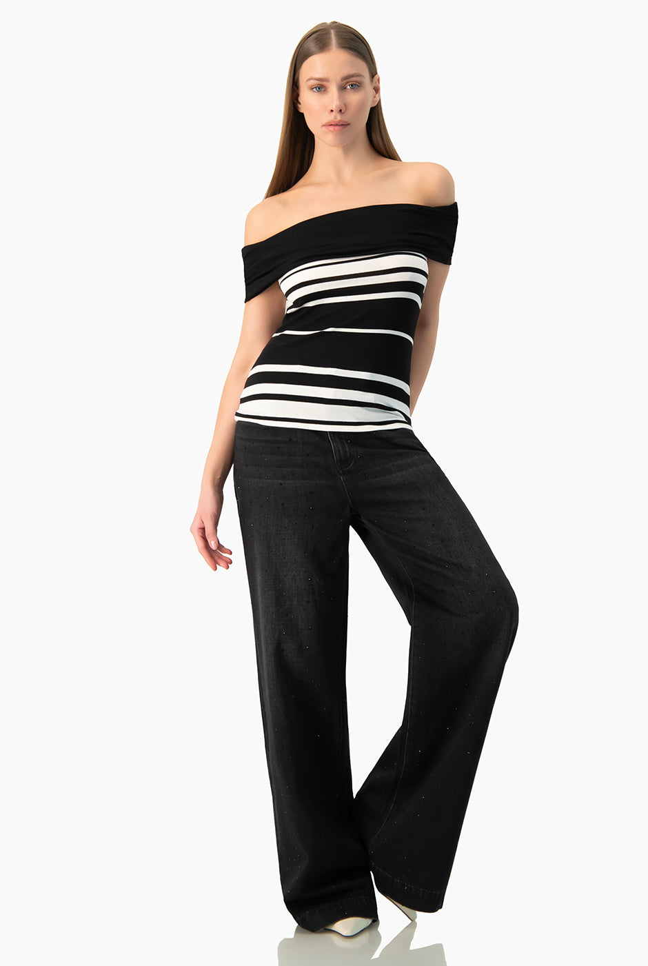 Blusa negra sin mangas con escote bardot y rayas