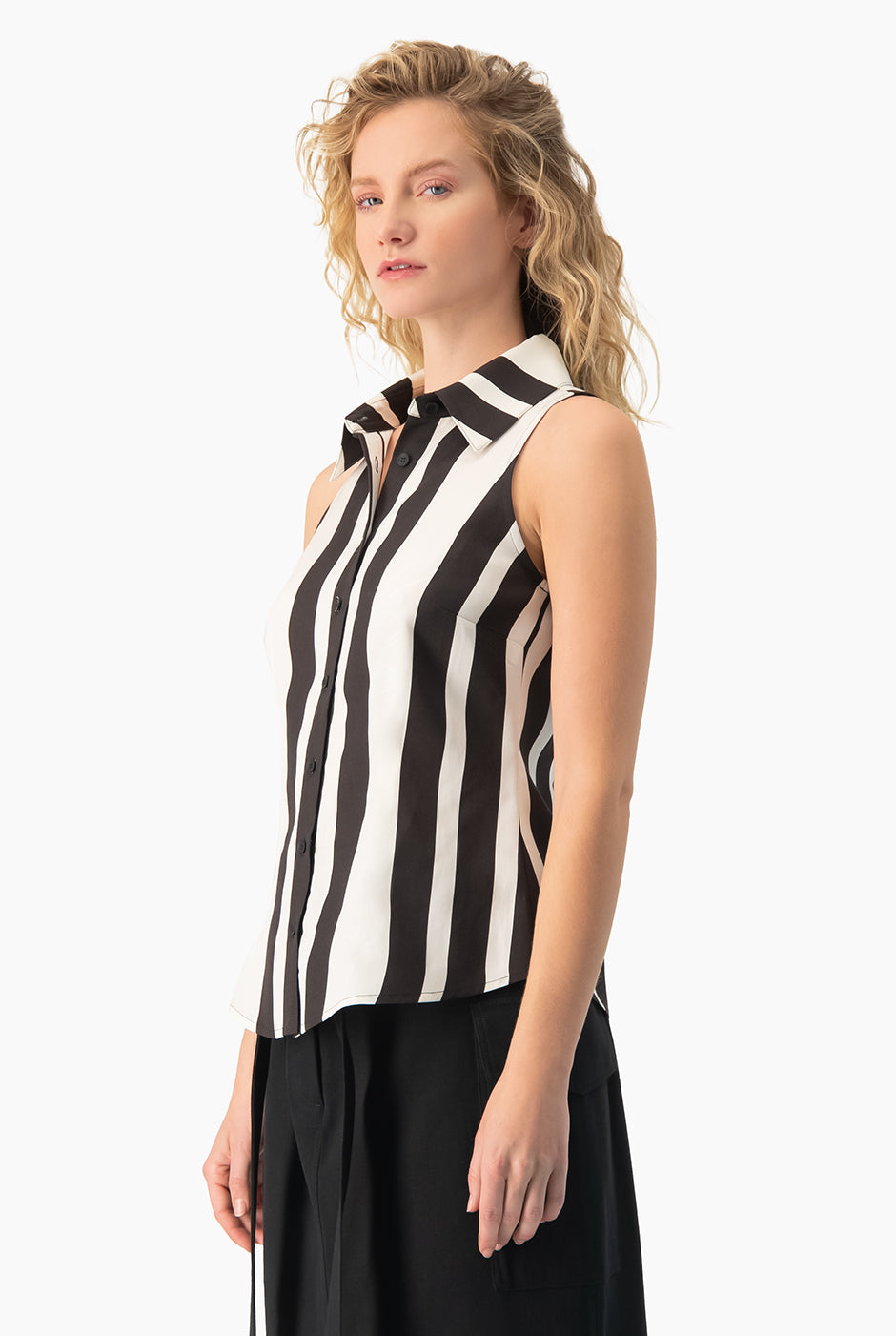 Blusa sin mangas a rayas negras y blancas con botones