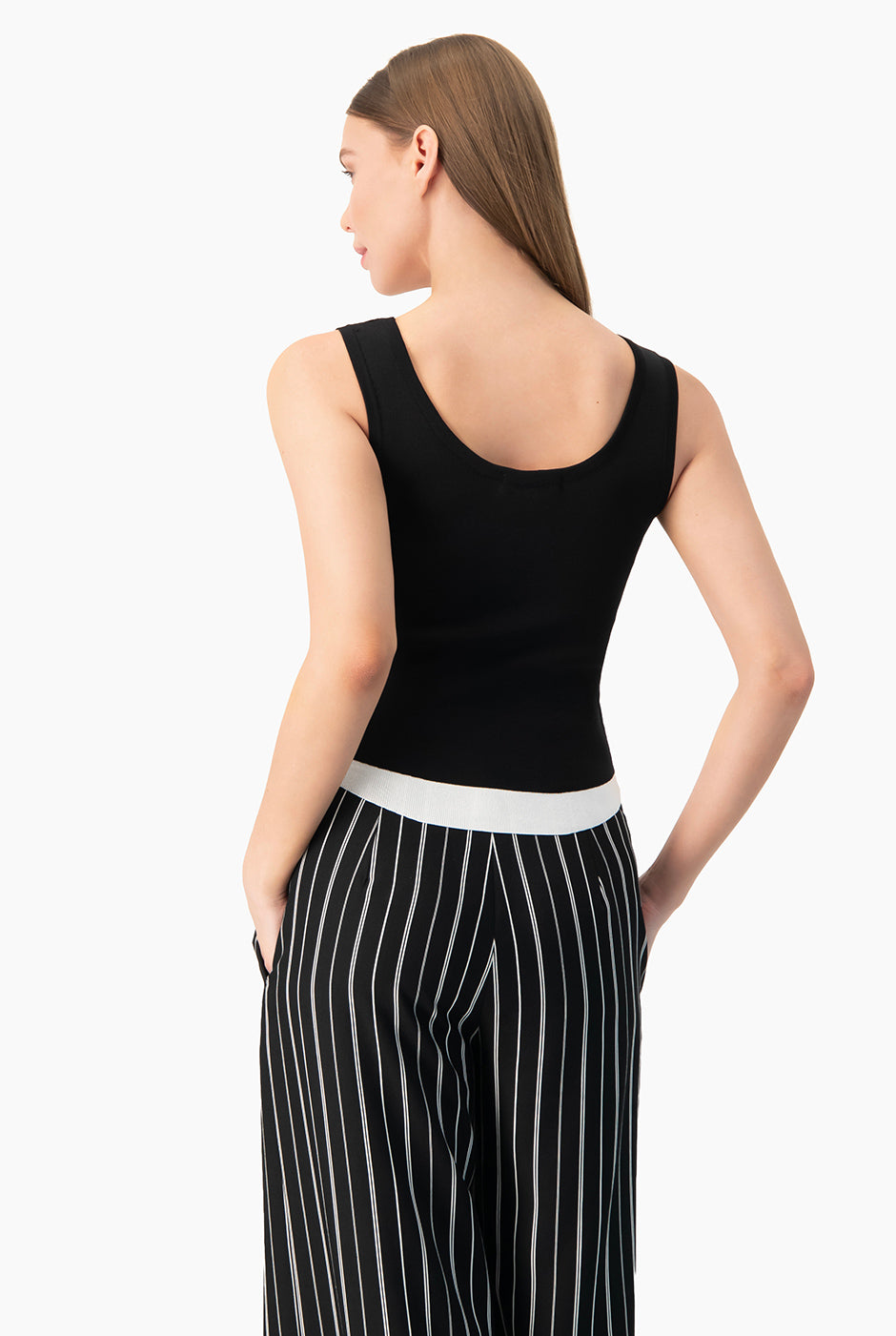 Top corto negro con tirantes y detalles blancos