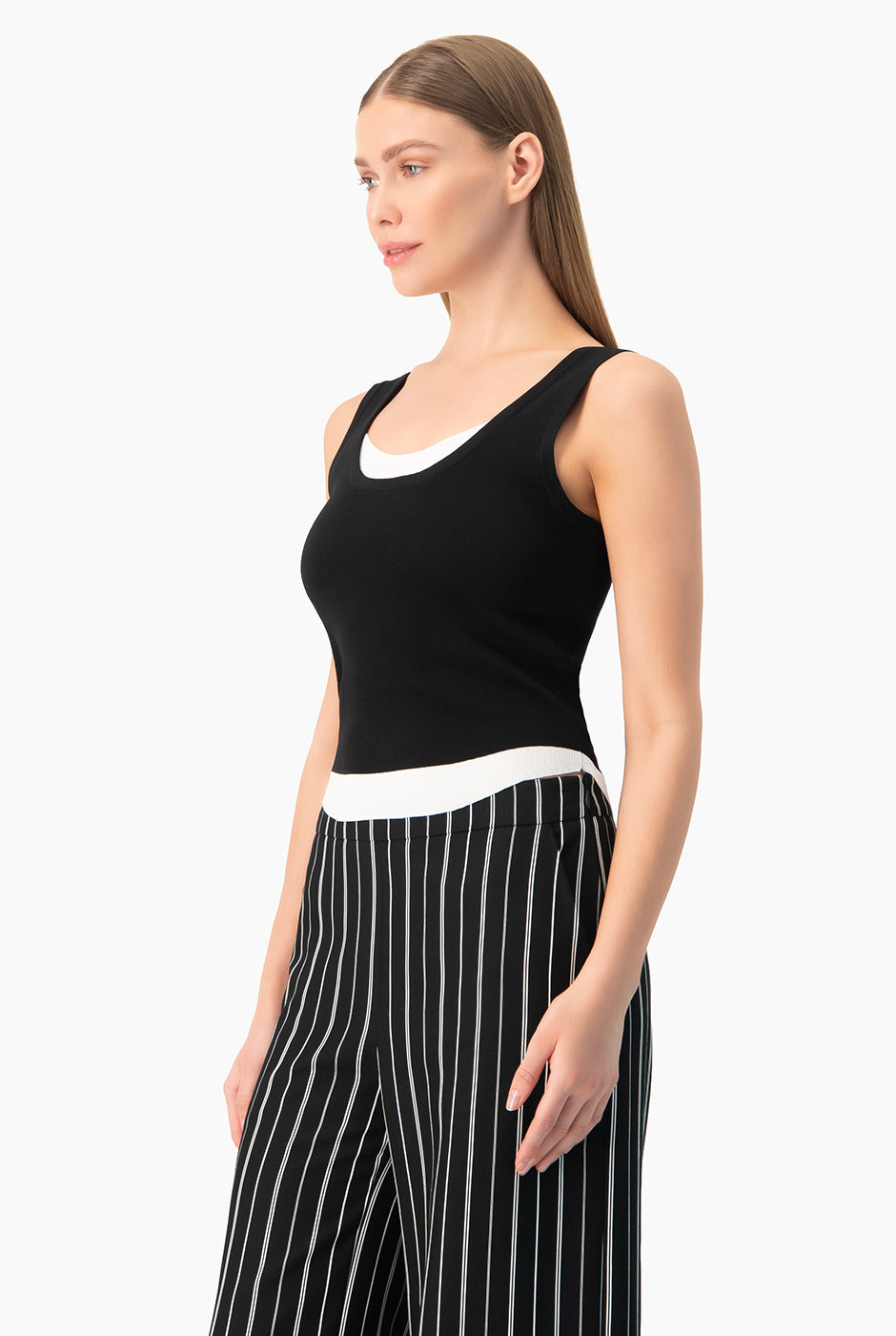 Top corto negro con tirantes y detalles blancos
