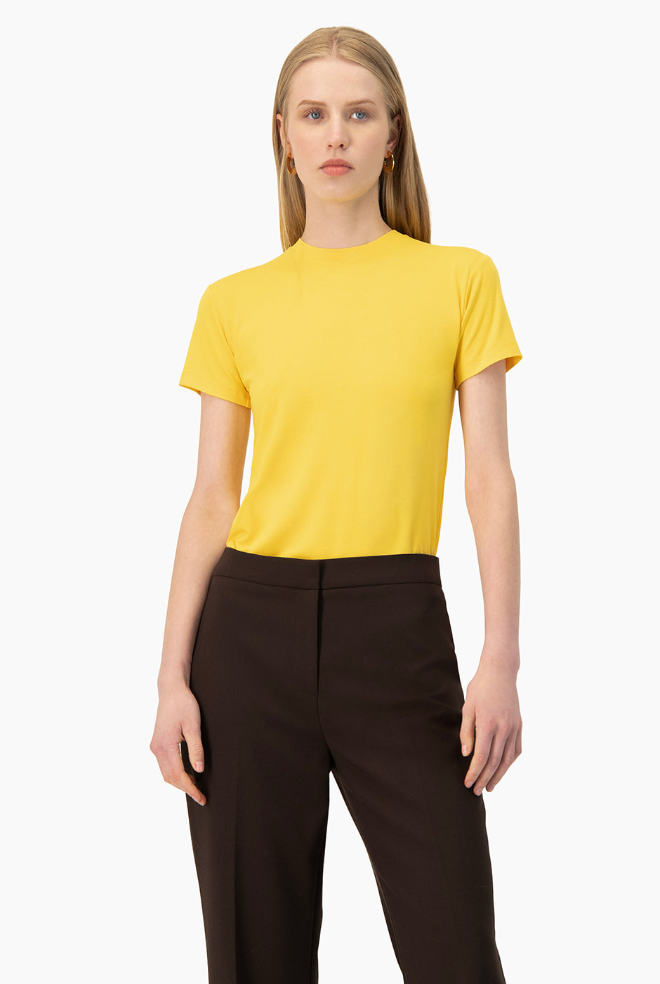 Playera básica amarilla de manga corta y cuello redondo