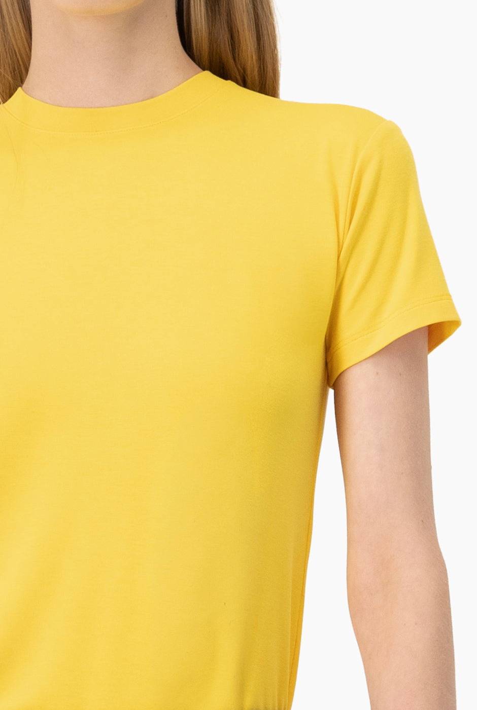 Playera básica amarilla de manga corta y cuello redondo