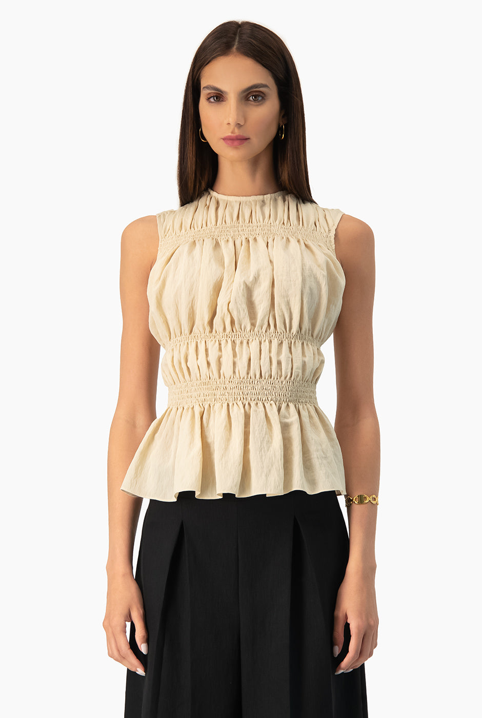 Blusa Ivonne beige sin mangas con volante y smock