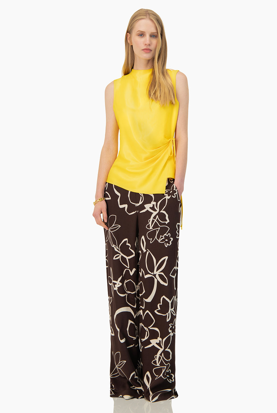 Blusa amarilla Ivonne sin mangas con amarre lateral.