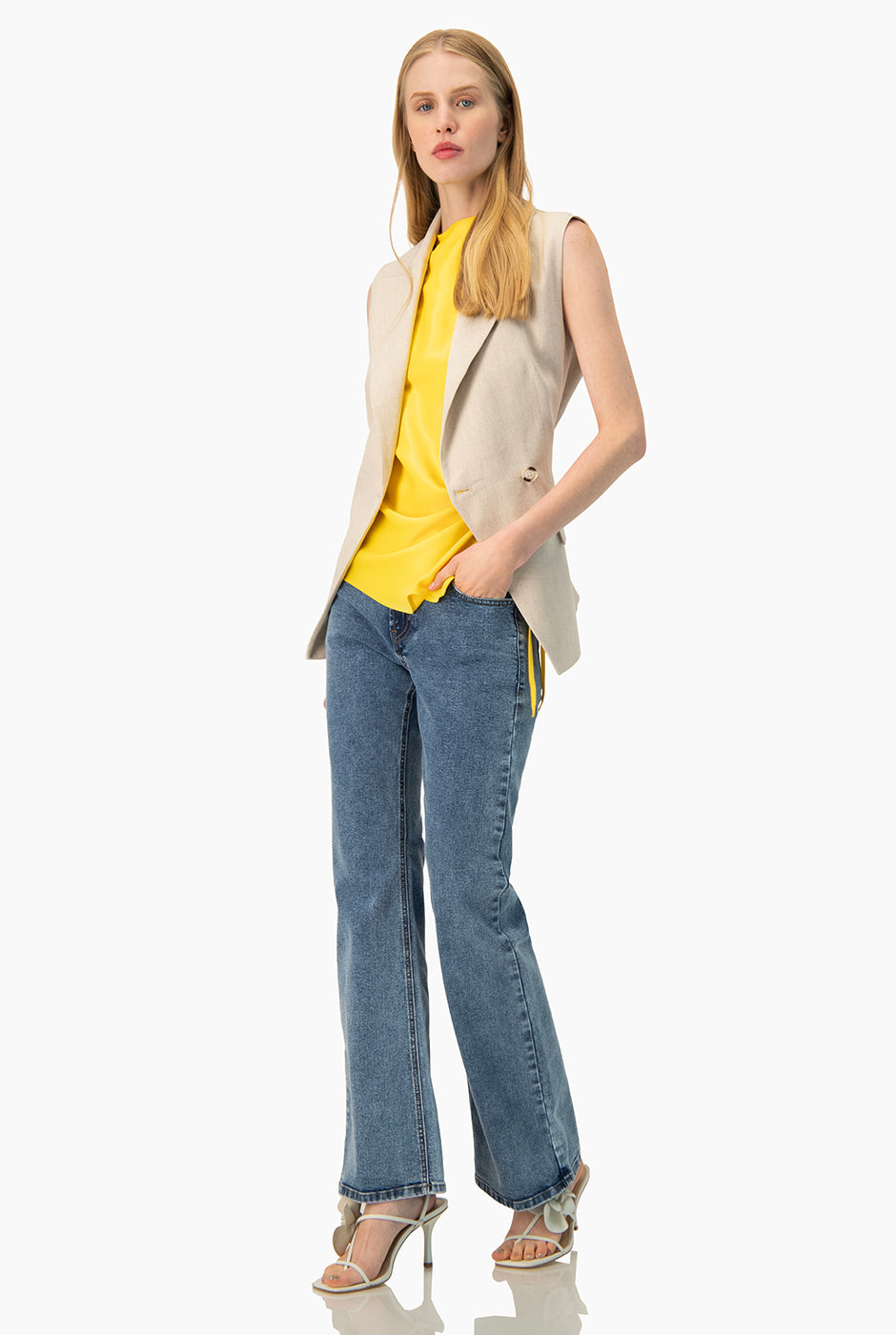 Blusa amarilla Ivonne sin mangas con amarre lateral.
