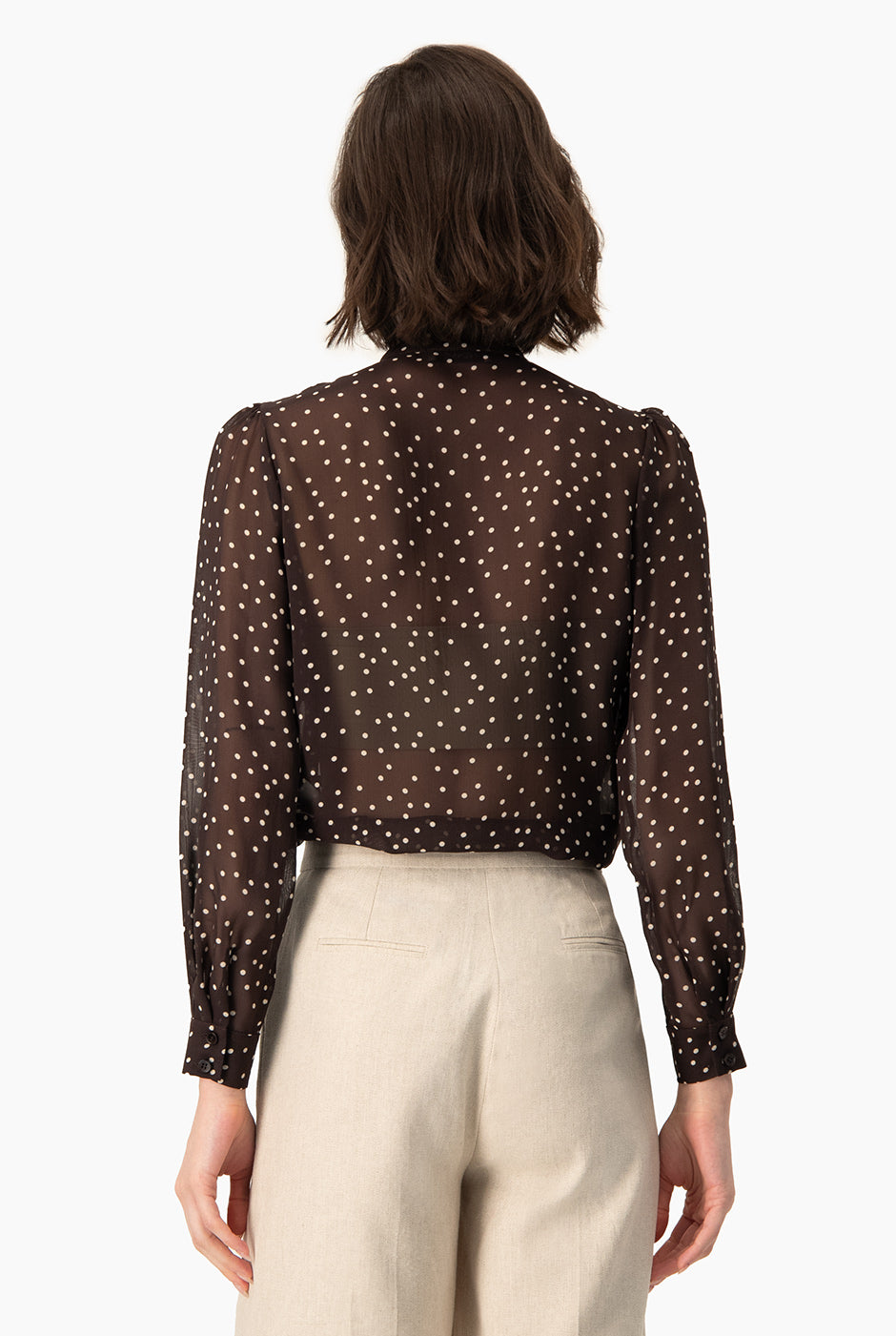 Blusa Ivonne color café con estampado de lunares y volantes