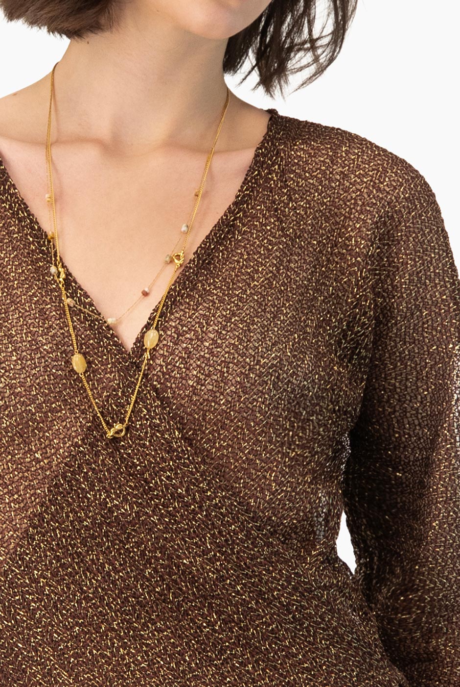 Blusa tejida Ivonne café con escote en V y brillo metálico