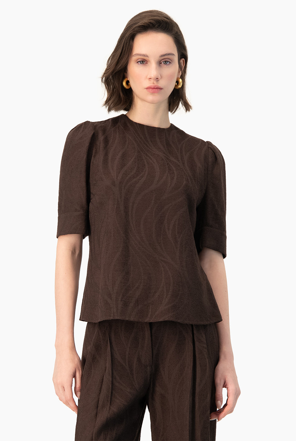 Blusa Ivonne recta café con manga corta y textura tejida