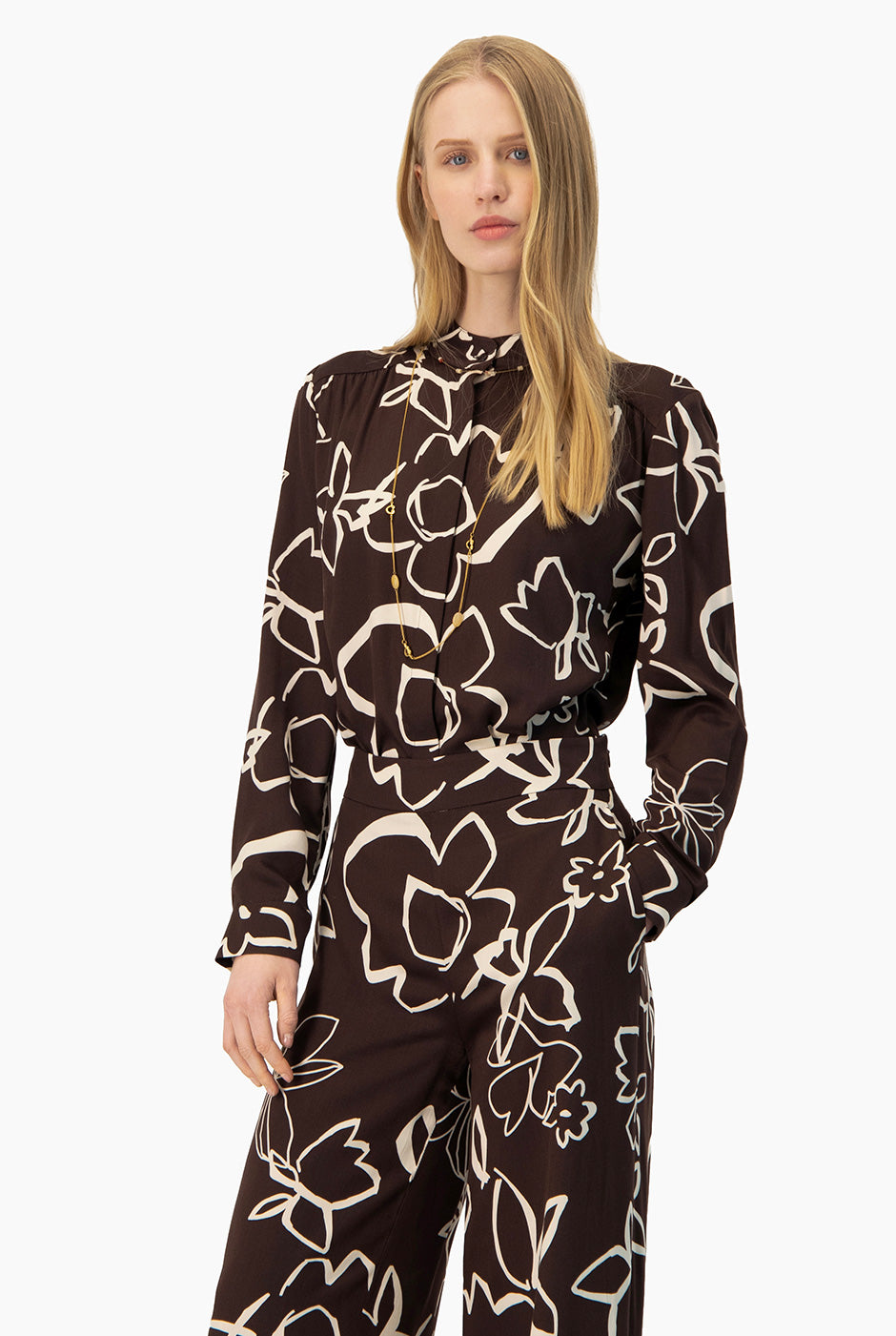 Blusa Ivonne estampada cuello mao manga larga color café