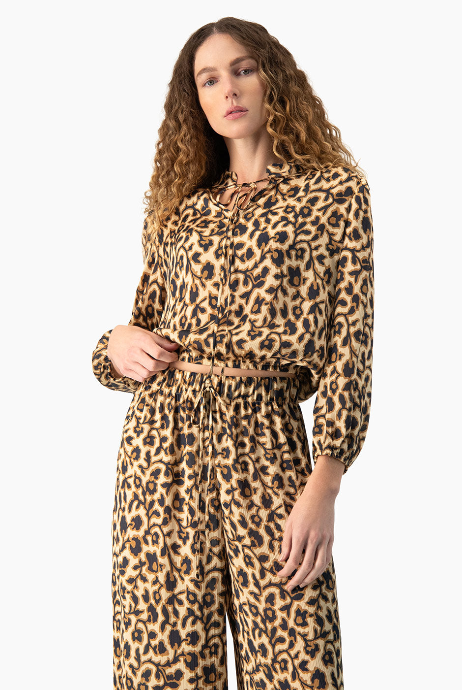 Blusa estampada Ivonne multicolor con cuello alto y estampado animal print
