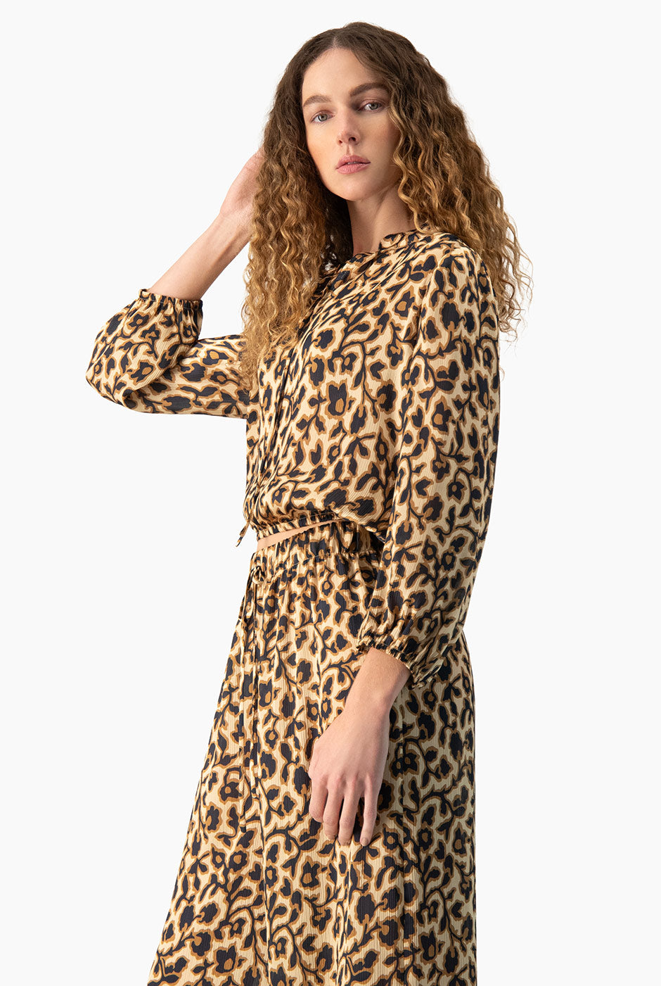 Blusa estampada Ivonne multicolor con cuello alto y estampado animal print