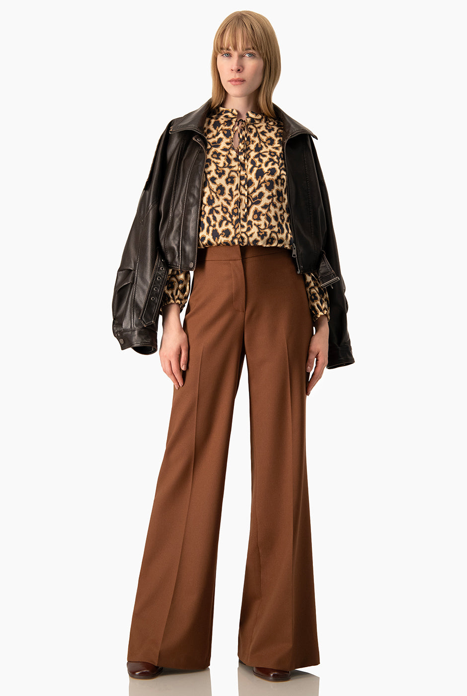 Blusa estampada Ivonne multicolor con cuello alto y estampado animal print