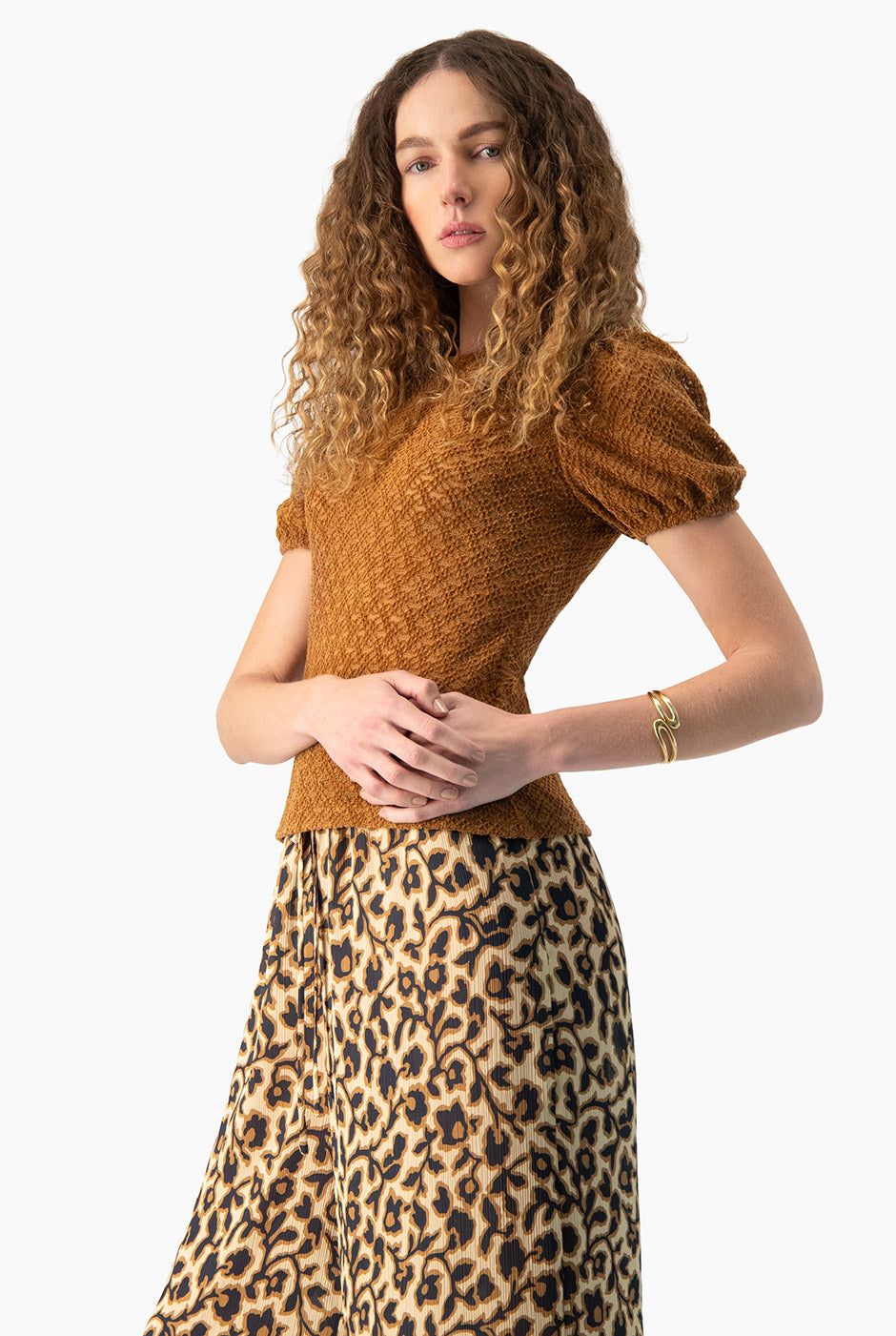 Blusa Ivonne tejida café con manga corta y cuello redondo