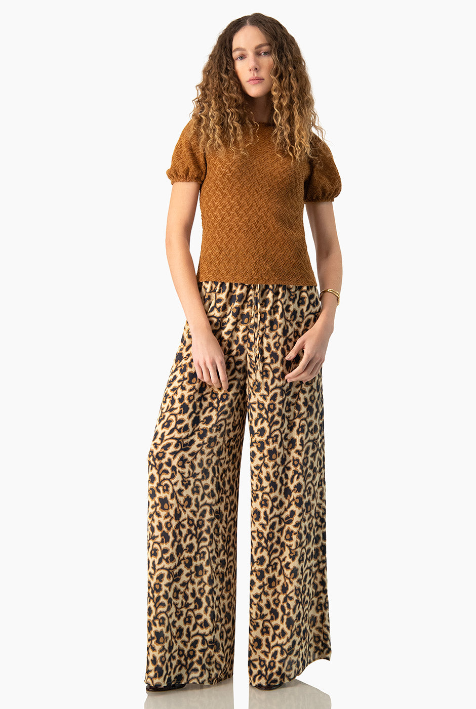 Blusa Ivonne tejida café con manga corta y cuello redondo