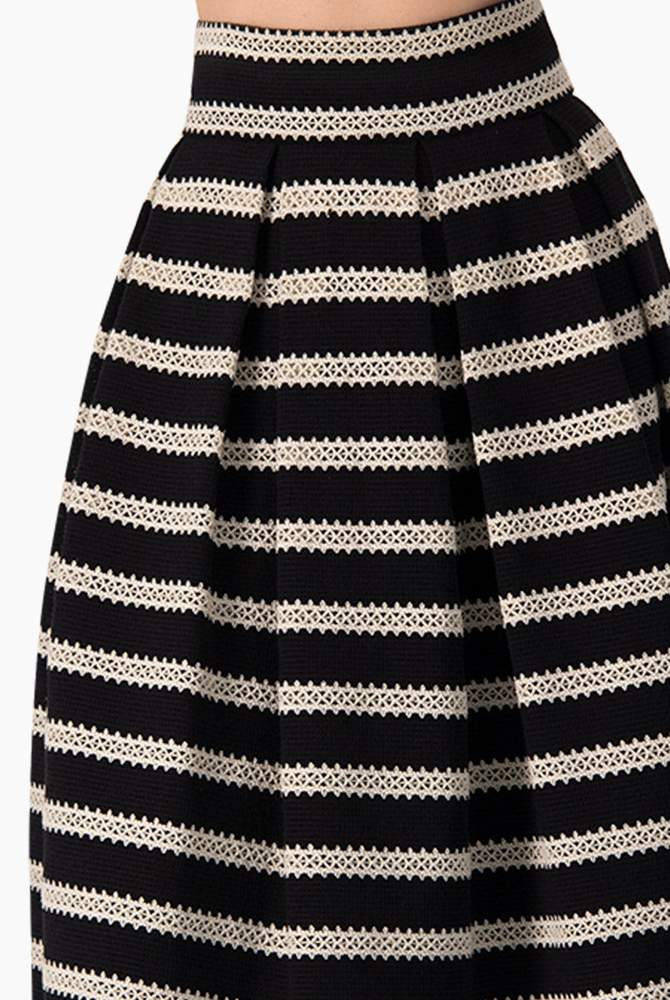 Falda midi negra tejida con plisados y rayas horizontales
