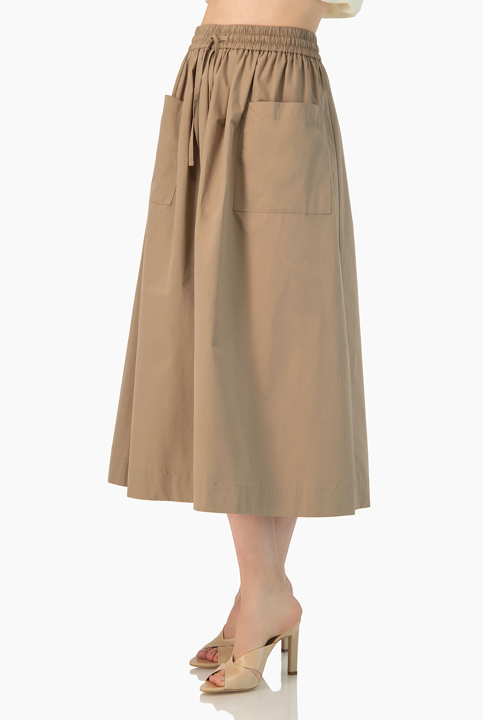 Falda midi khaki con bolsillos y cintura elástica