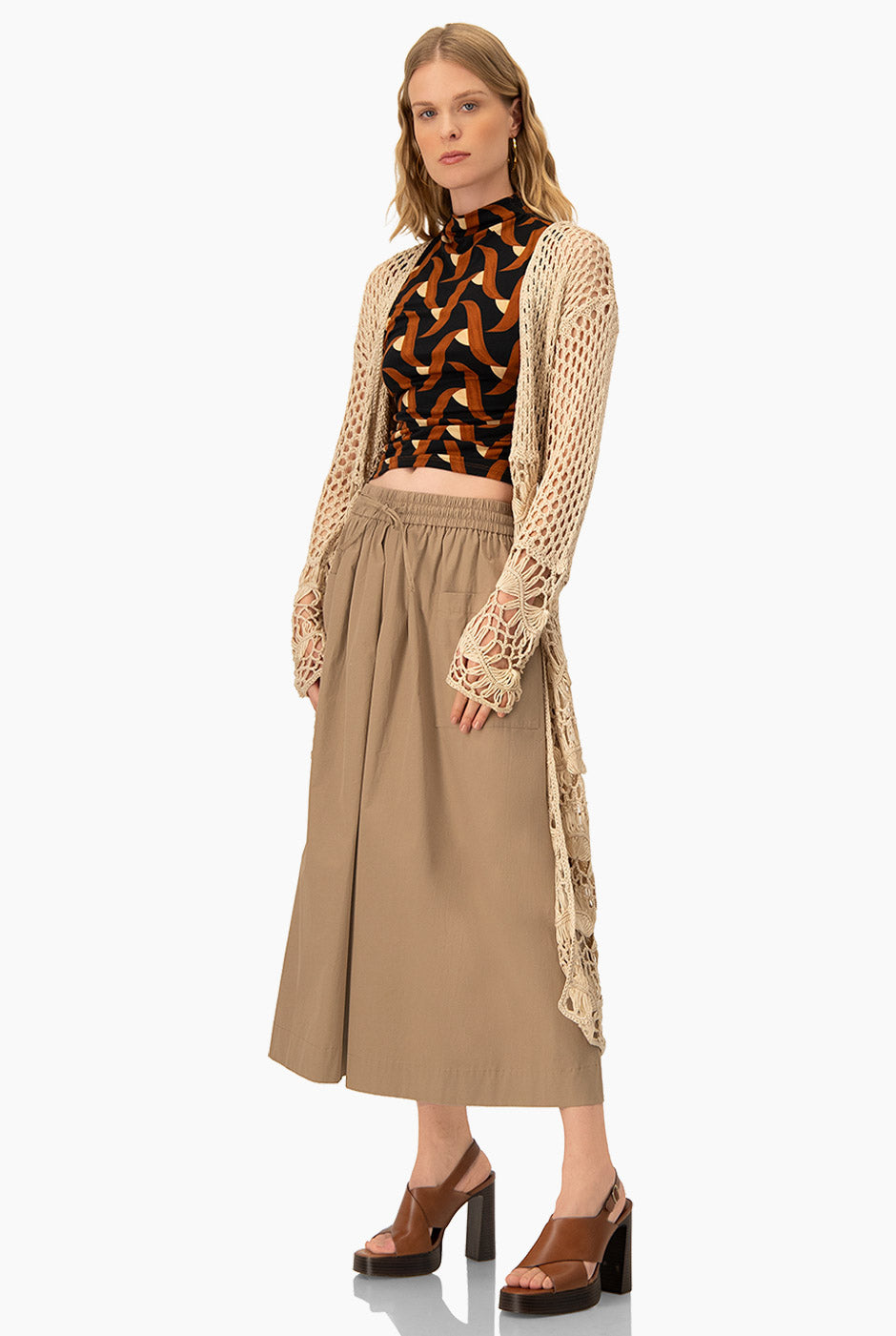 Falda midi khaki con bolsillos y cintura elástica