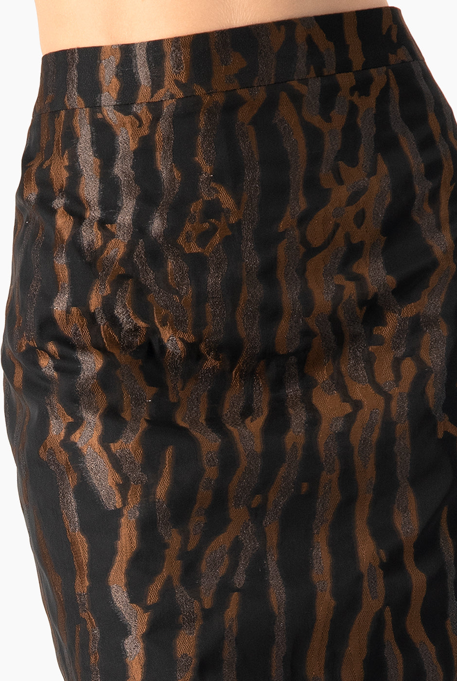 Falda negra midi con estampado animal print y abertura trasera