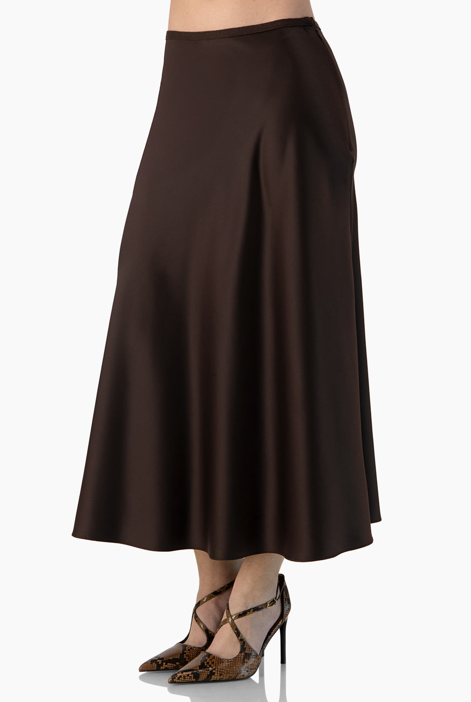 Falda midi lisa café con corte recto y elegante