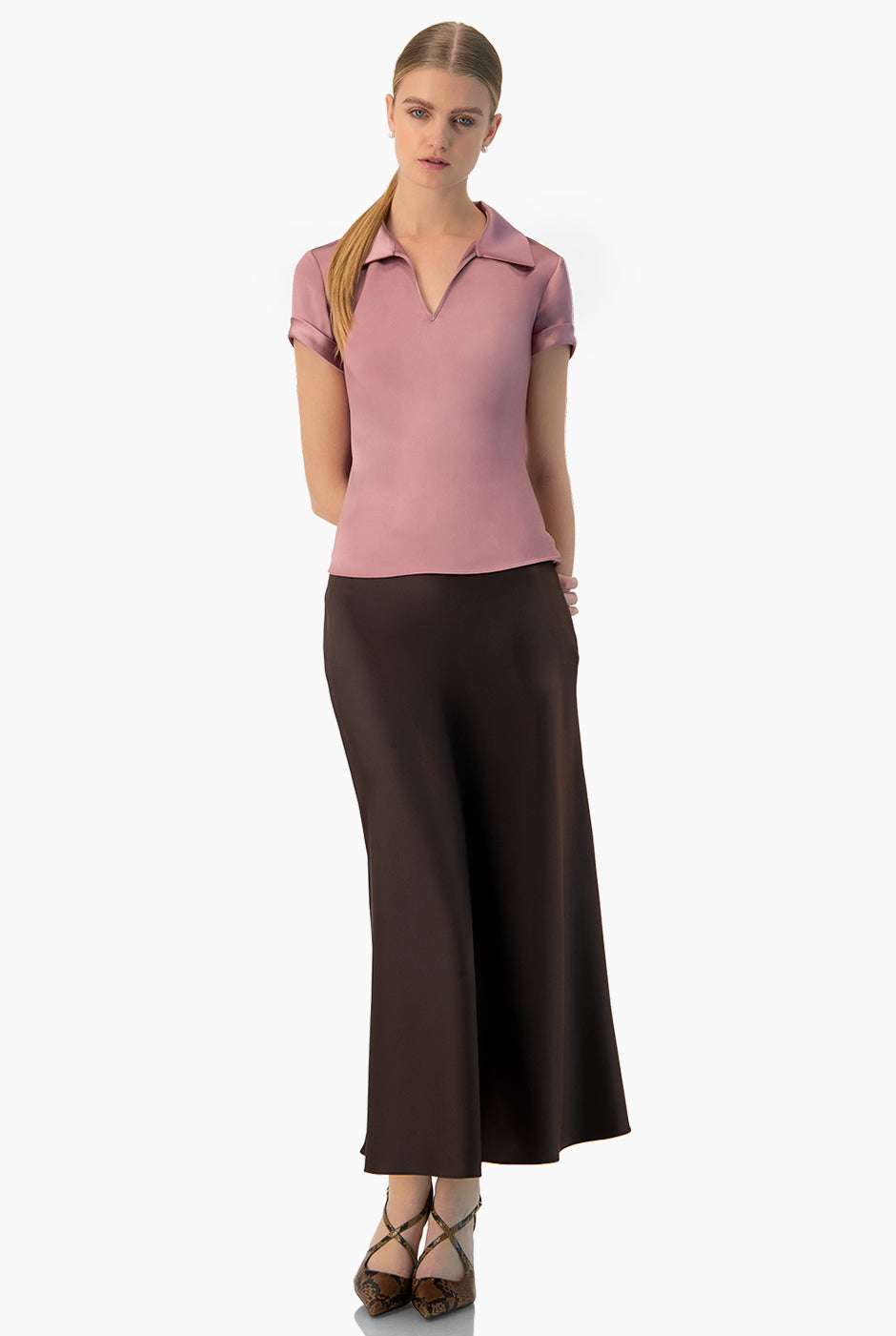 Falda midi lisa café con corte recto y elegante