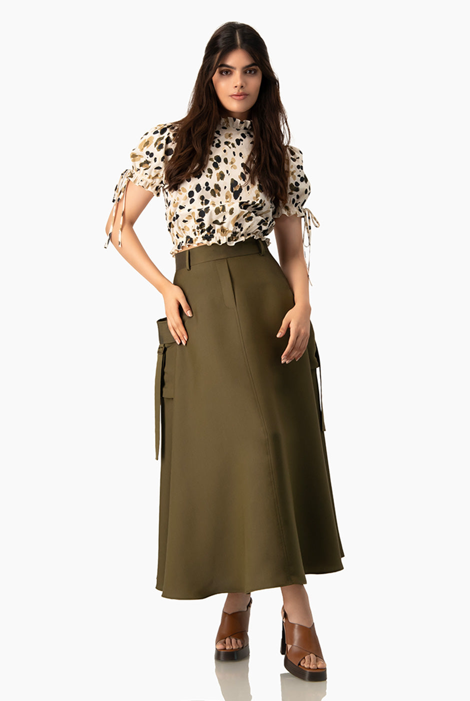 Falda larga estilo cargo verde olivo con bolsillos grandes