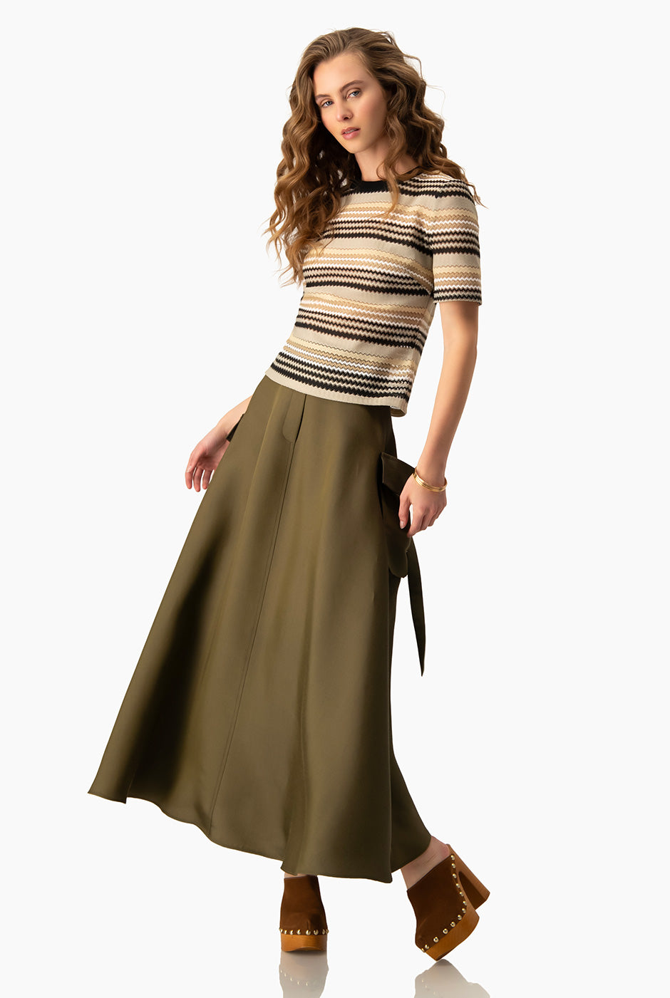 Falda larga estilo cargo verde olivo con bolsillos grandes