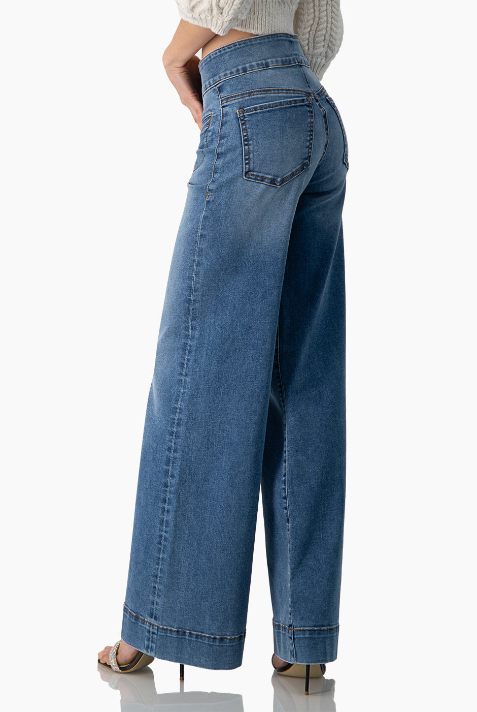 Jeans de pierna ancha con 6 botones frontales